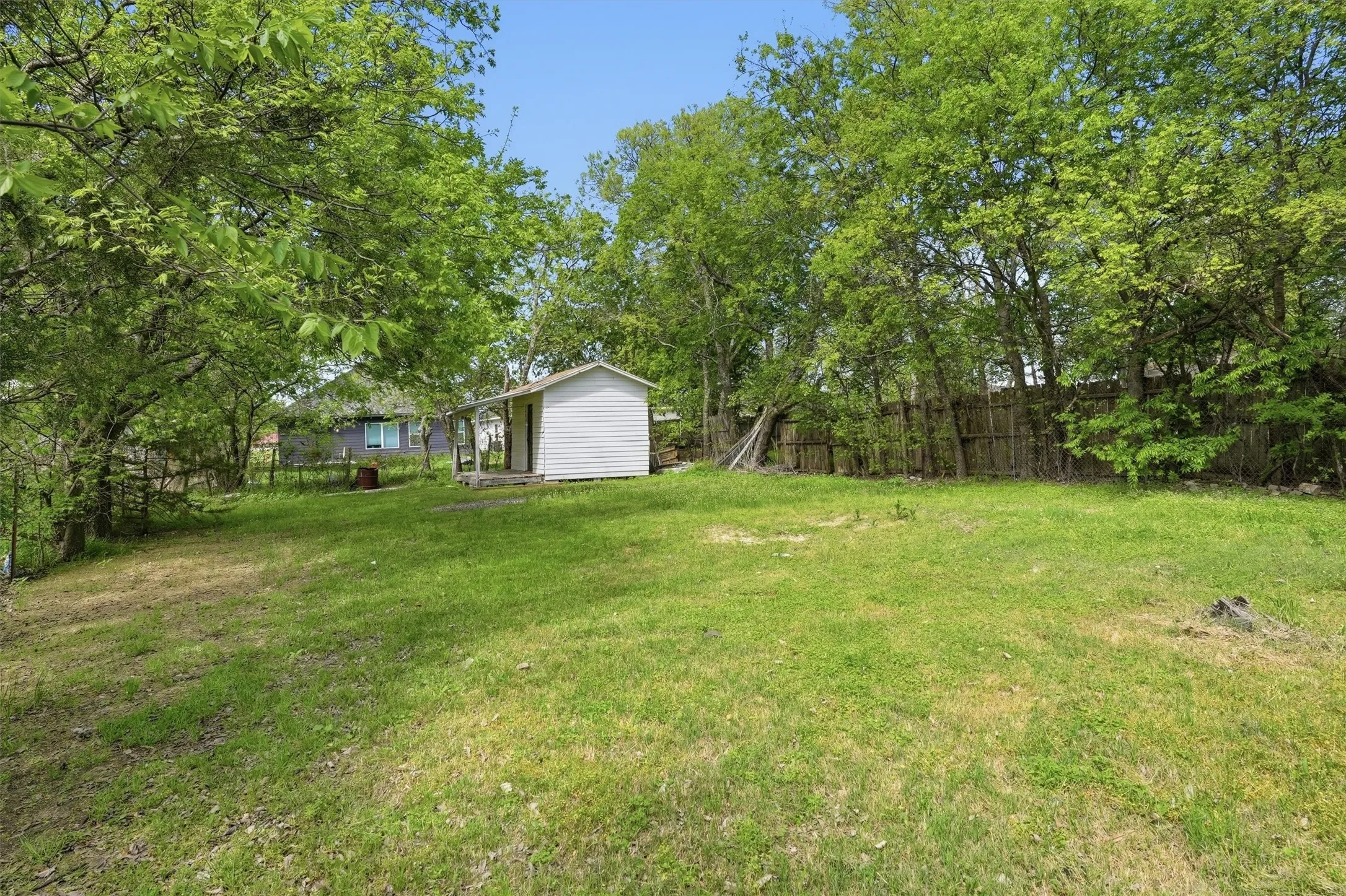 Single Family Residence For Sale in Johnson County , 403 Elmo Street, Cleburne, Texas 76031, 3 Bedroom, 1 Bathroom, Garage spaces, 888 Sqft, built in 1980, mls#21250128, Real Estate Agent in Cleburne, Homes For Sale in Johnson county, Homes For Sale in Cleburne, Realtor in Cleburne Texas, Real Estate Brokerage Independent Realty Texas, Luminita Cordes Realtor