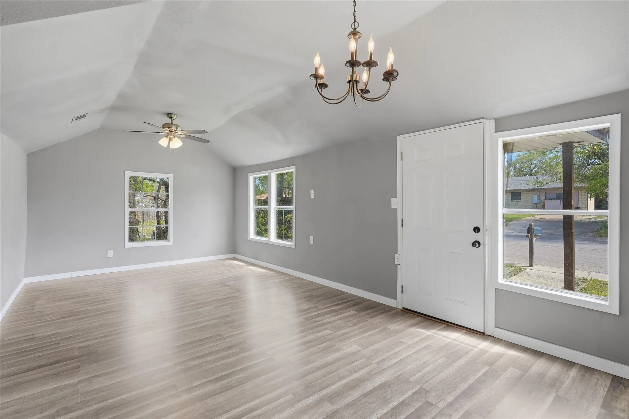 Single Family Residence For Sale in Johnson County , 403 Elmo Street, Cleburne, Texas 76031, 3 Bedroom, 1 Bathroom, Garage spaces, 888 Sqft, built in 1980, mls#21250128, Real Estate Agent in Cleburne, Homes For Sale in Johnson county, Homes For Sale in Cleburne, Realtor in Cleburne Texas, Real Estate Brokerage Independent Realty Texas, Luminita Cordes Realtor
