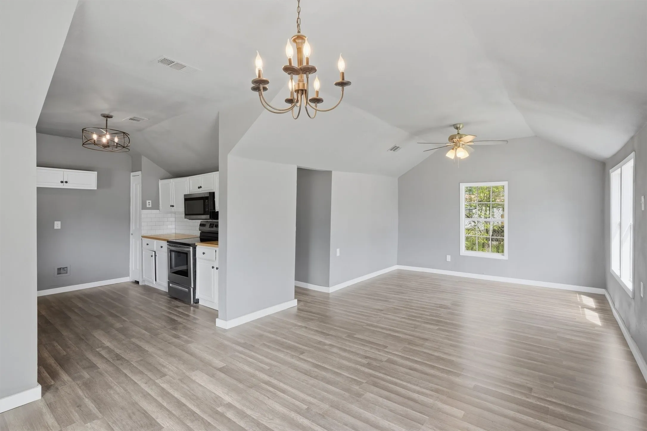 Single Family Residence For Sale in Johnson County , 403 Elmo Street, Cleburne, Texas 76031, 3 Bedroom, 1 Bathroom, Garage spaces, 888 Sqft, built in 1980, mls#21250128, Real Estate Agent in Cleburne, Homes For Sale in Johnson county, Homes For Sale in Cleburne, Realtor in Cleburne Texas, Real Estate Brokerage Independent Realty Texas, Luminita Cordes Realtor