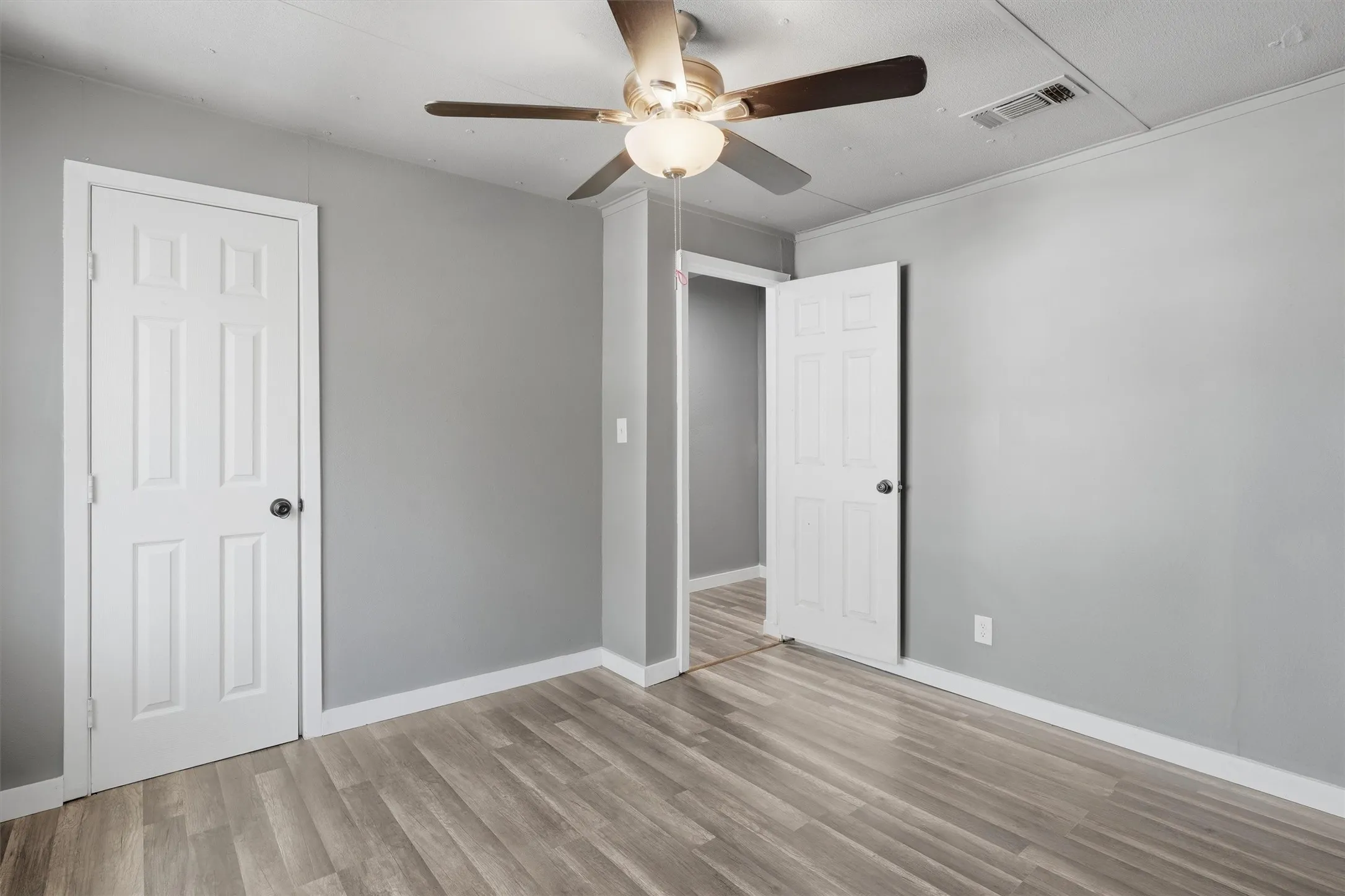 Single Family Residence For Sale in Johnson County , 403 Elmo Street, Cleburne, Texas 76031, 3 Bedroom, 1 Bathroom, Garage spaces, 888 Sqft, built in 1980, mls#21250128, Real Estate Agent in Cleburne, Homes For Sale in Johnson county, Homes For Sale in Cleburne, Realtor in Cleburne Texas, Real Estate Brokerage Independent Realty Texas, Luminita Cordes Realtor
