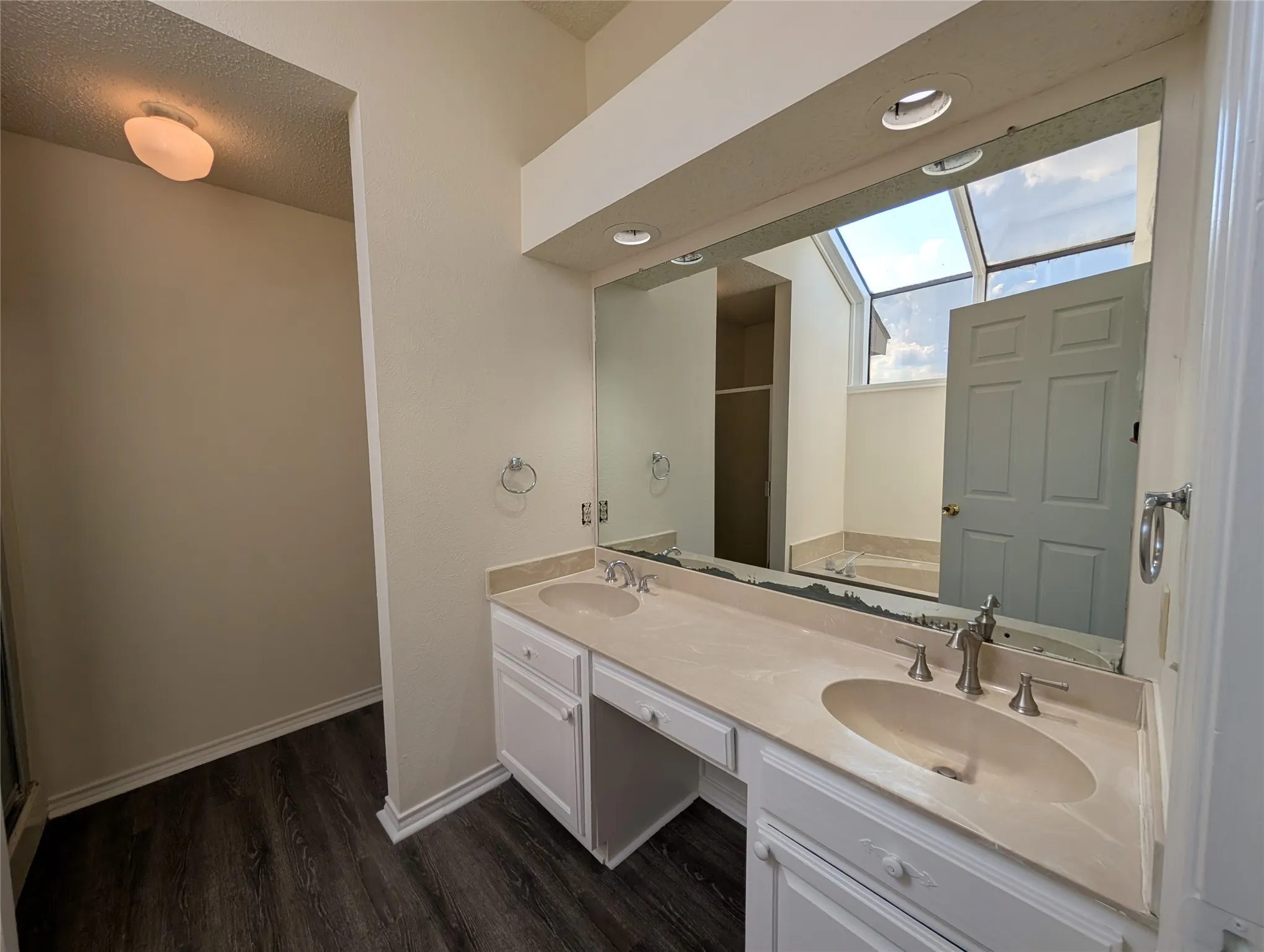 Condominium For Sale in Collin County , 3535 Hilltop Lane, Plano, Texas 75023, 2 Bedroom, 2 Bathroom, 1 Garage spaces, 1,516 Sqft, built in 1985, mls#21261810, Real Estate Agent in Plano, Homes For Sale in Collin county, Homes For Sale in Plano, Realtor in Plano Texas, Real Estate Brokerage Independent Realty Texas, Luminita Cordes Realtor