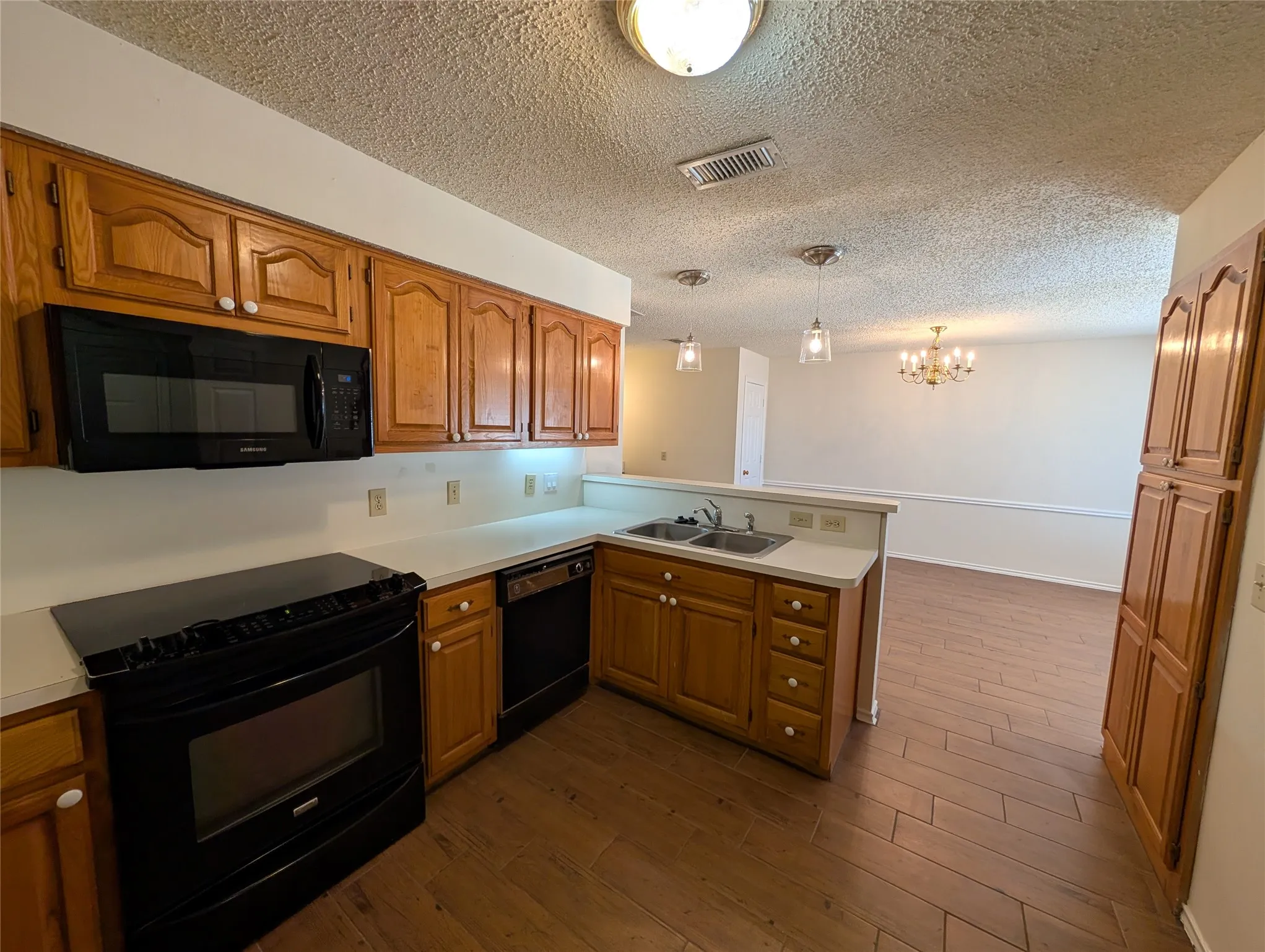 Condominium For Sale in Collin County , 3535 Hilltop Lane, Plano, Texas 75023, 2 Bedroom, 2 Bathroom, 1 Garage spaces, 1,516 Sqft, built in 1985, mls#21261810, Real Estate Agent in Plano, Homes For Sale in Collin county, Homes For Sale in Plano, Realtor in Plano Texas, Real Estate Brokerage Independent Realty Texas, Luminita Cordes Realtor