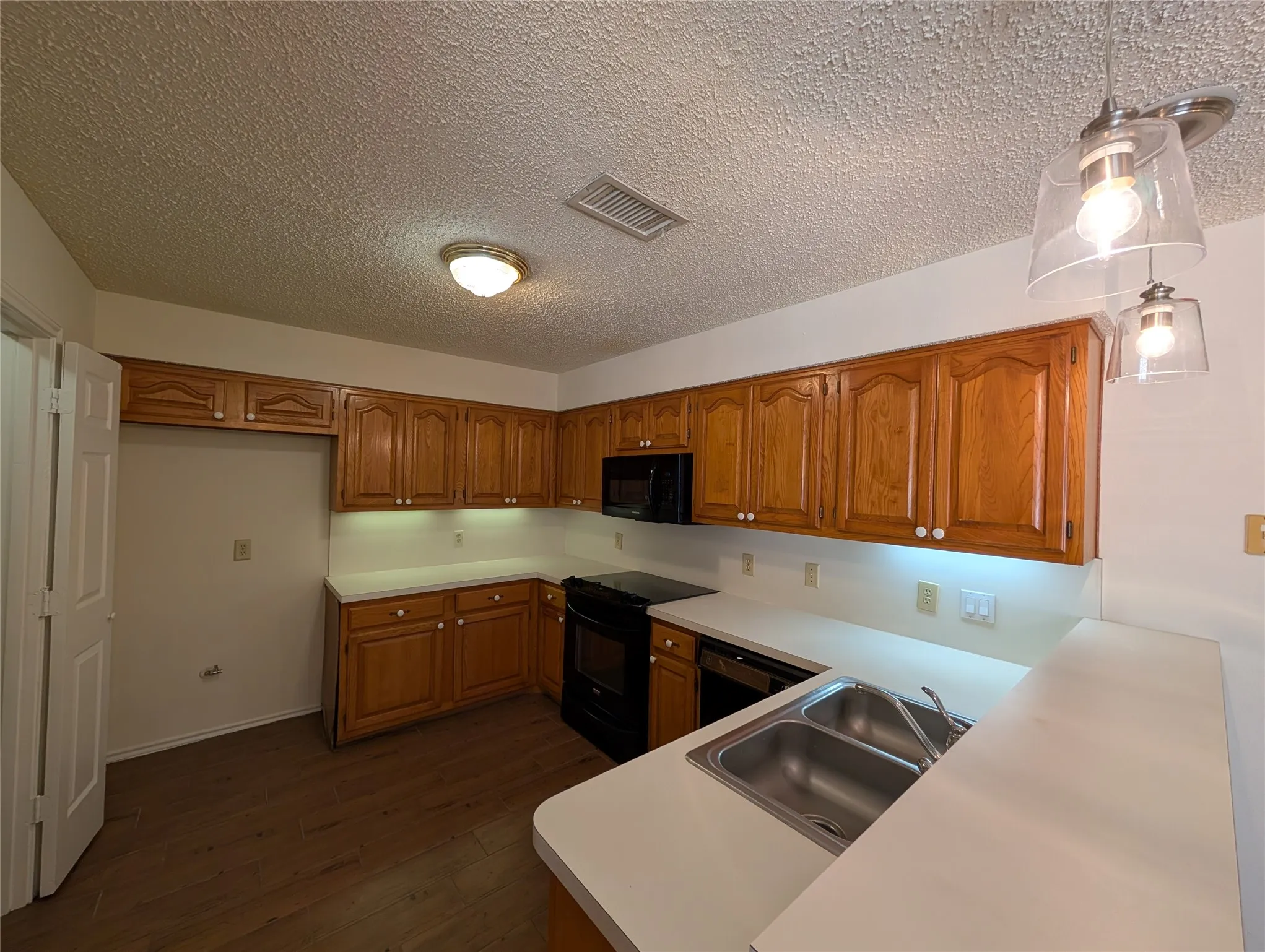 Condominium For Sale in Collin County , 3535 Hilltop Lane, Plano, Texas 75023, 2 Bedroom, 2 Bathroom, 1 Garage spaces, 1,516 Sqft, built in 1985, mls#21261810, Real Estate Agent in Plano, Homes For Sale in Collin county, Homes For Sale in Plano, Realtor in Plano Texas, Real Estate Brokerage Independent Realty Texas, Luminita Cordes Realtor