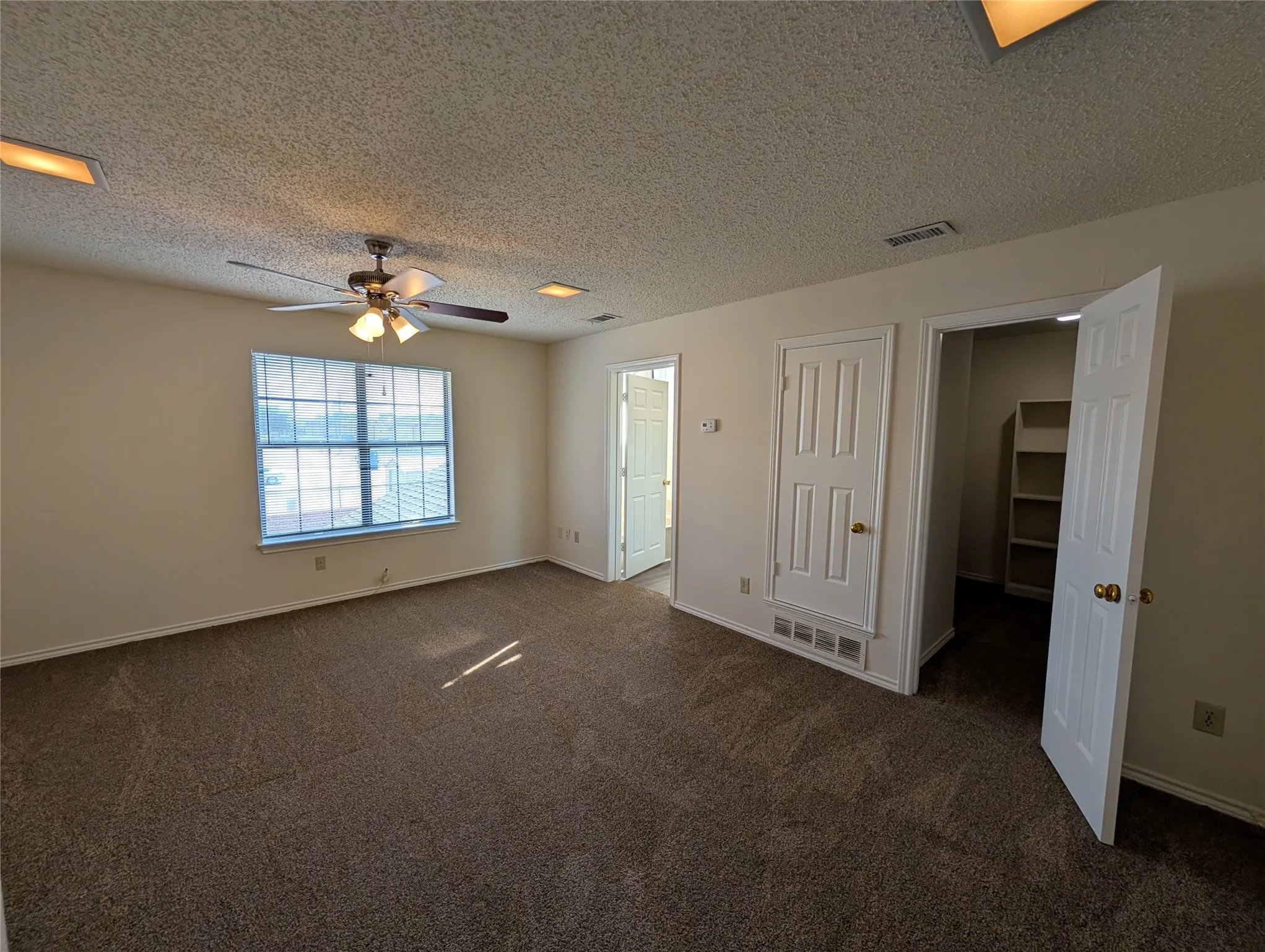 Condominium For Sale in Collin County , 3535 Hilltop Lane, Plano, Texas 75023, 2 Bedroom, 2 Bathroom, 1 Garage spaces, 1,516 Sqft, built in 1985, mls#21261810, Real Estate Agent in Plano, Homes For Sale in Collin county, Homes For Sale in Plano, Realtor in Plano Texas, Real Estate Brokerage Independent Realty Texas, Luminita Cordes Realtor