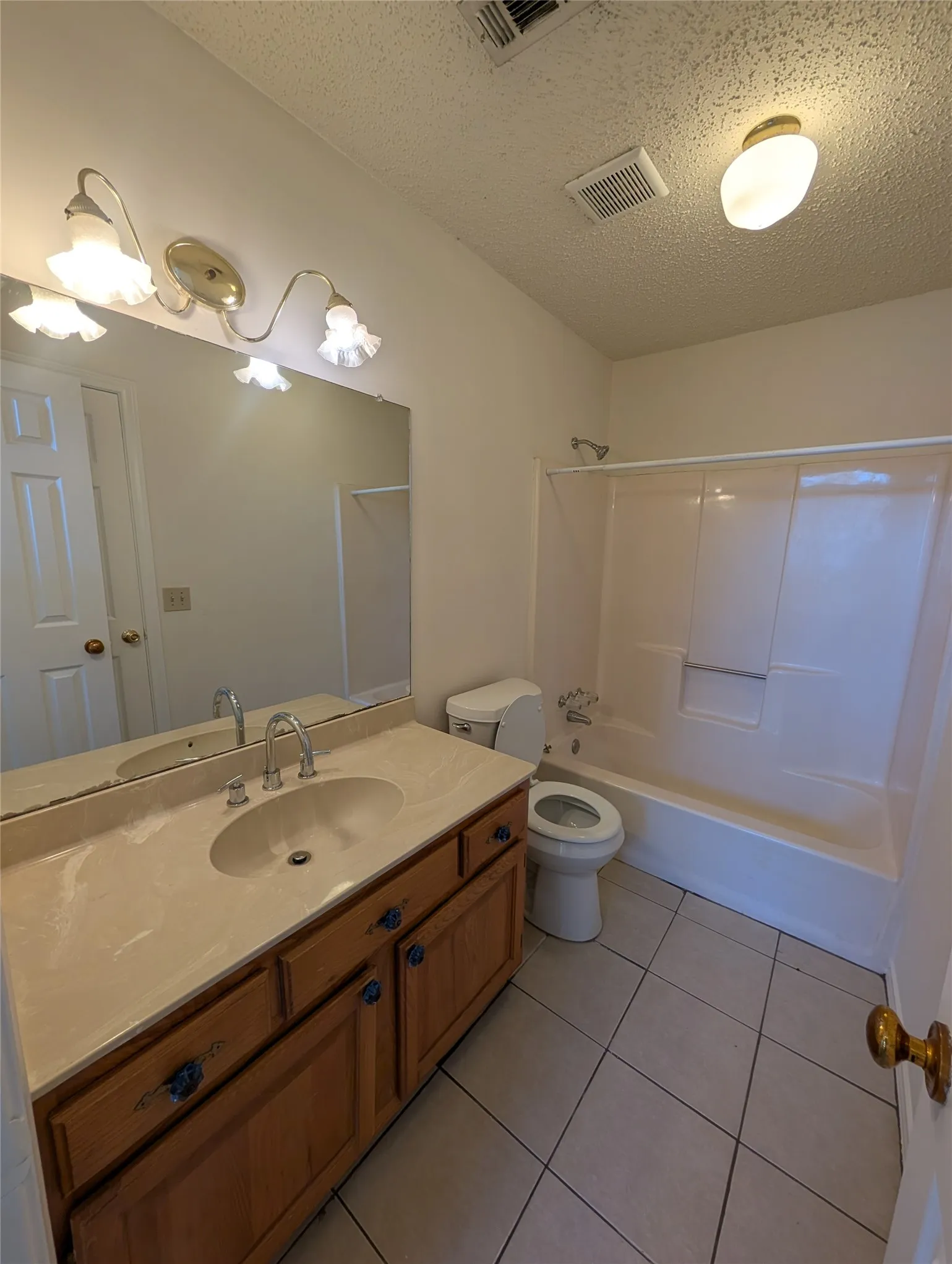 Condominium For Sale in Collin County , 3535 Hilltop Lane, Plano, Texas 75023, 2 Bedroom, 2 Bathroom, 1 Garage spaces, 1,516 Sqft, built in 1985, mls#21261810, Real Estate Agent in Plano, Homes For Sale in Collin county, Homes For Sale in Plano, Realtor in Plano Texas, Real Estate Brokerage Independent Realty Texas, Luminita Cordes Realtor