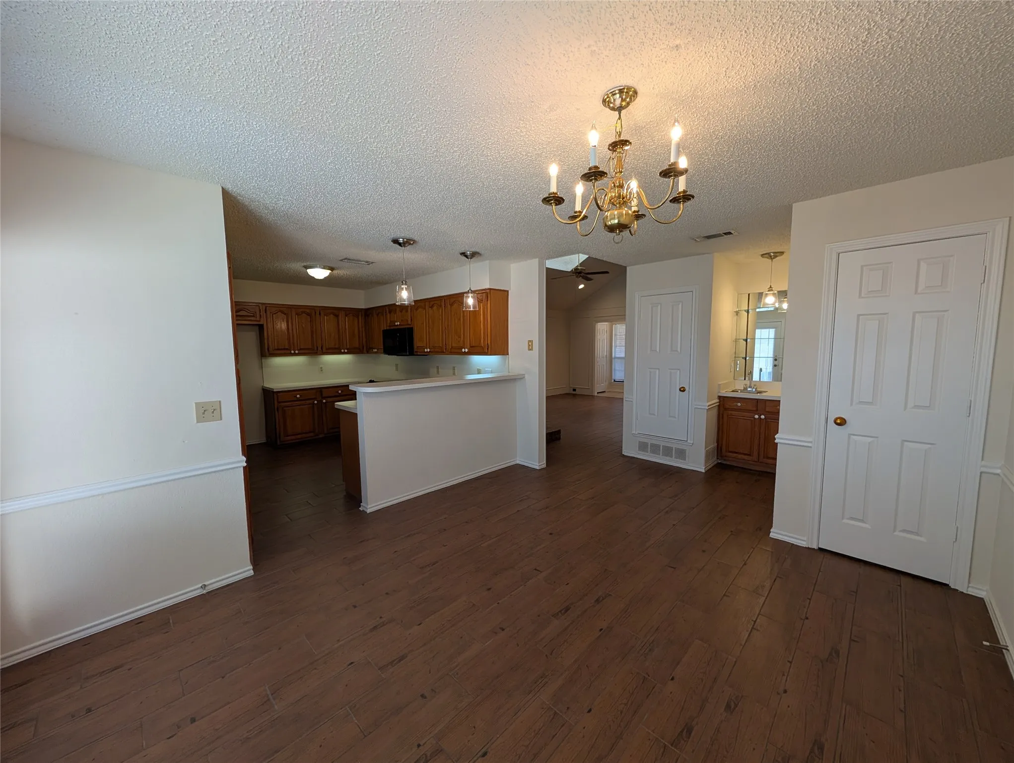 Condominium For Sale in Collin County , 3535 Hilltop Lane, Plano, Texas 75023, 2 Bedroom, 2 Bathroom, 1 Garage spaces, 1,516 Sqft, built in 1985, mls#21261810, Real Estate Agent in Plano, Homes For Sale in Collin county, Homes For Sale in Plano, Realtor in Plano Texas, Real Estate Brokerage Independent Realty Texas, Luminita Cordes Realtor