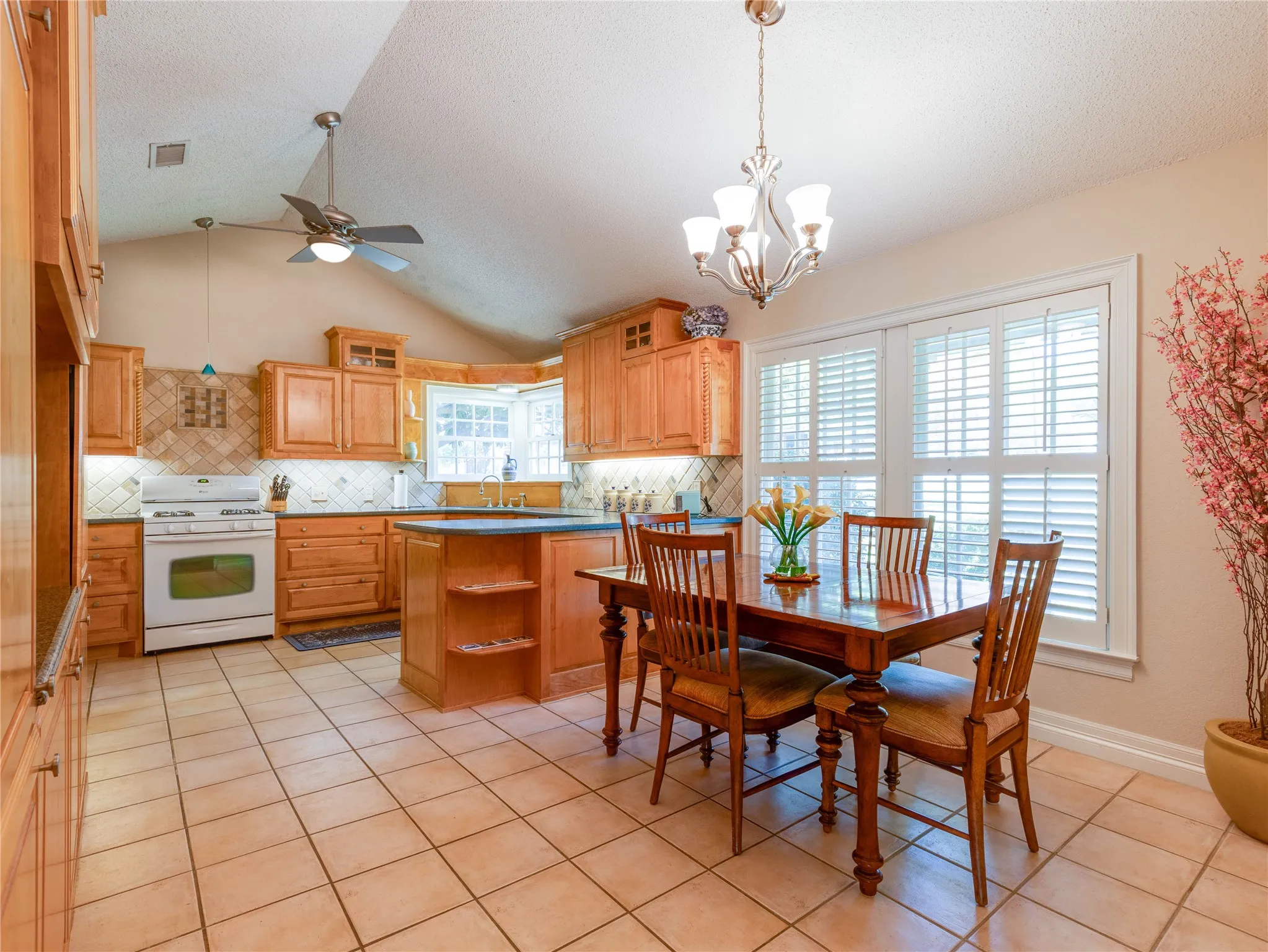 Single Family Residence For Sale in Tarrant County , 2500 Boyd Avenue, Fort Worth, Texas 76109, 3 Bedroom, 2 Bathroom, Garage spaces, 2,153 Sqft, built in 1946, mls#21260434, Real Estate Agent in Fort Worth, Homes For Sale in Tarrant county, Homes For Sale in Fort Worth, Realtor in Fort Worth Texas, Real Estate Brokerage Independent Realty Texas, Luminita Cordes Realtor