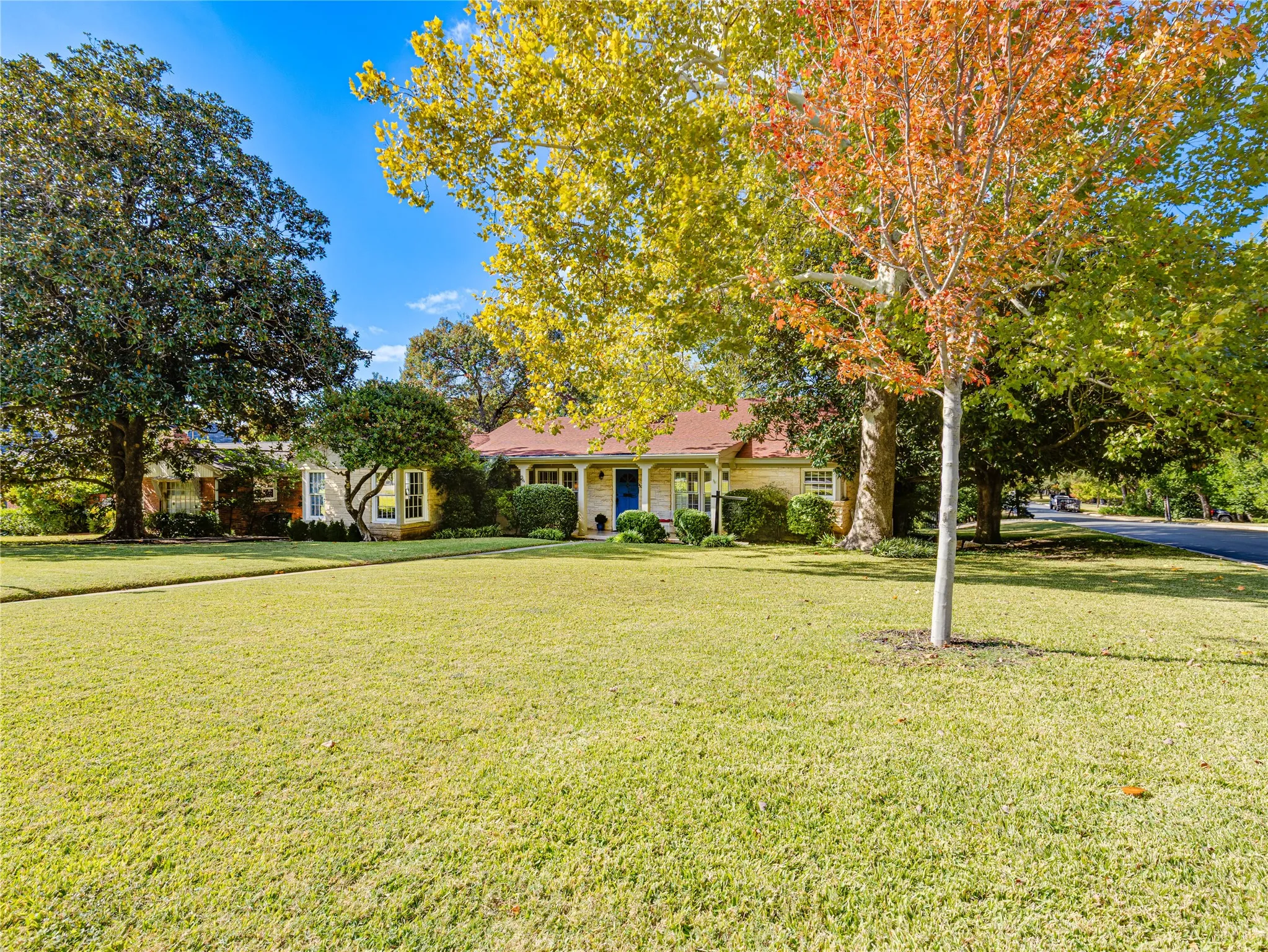 Single Family Residence For Sale in Tarrant County , 2500 Boyd Avenue, Fort Worth, Texas 76109, 3 Bedroom, 2 Bathroom, Garage spaces, 2,153 Sqft, built in 1946, mls#21260434, Real Estate Agent in Fort Worth, Homes For Sale in Tarrant county, Homes For Sale in Fort Worth, Realtor in Fort Worth Texas, Real Estate Brokerage Independent Realty Texas, Luminita Cordes Realtor