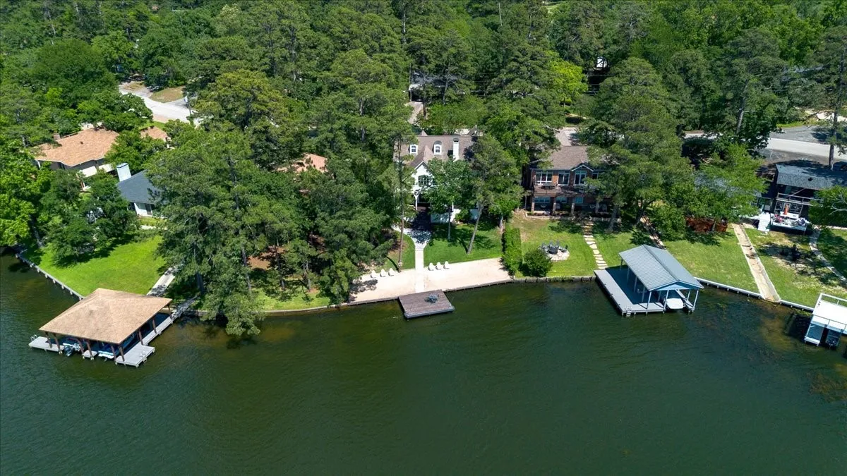 Single Family Residence For Sale in Smith County , 316 Hideaway Central Lane, Hideaway, Texas 75771, 6 Bedroom, 4 Bathroom, 2 Garage spaces, 5,000 Sqft, built in 2006, Preowned, mls#21251739, Real Estate Agent in Hideaway, Homes For Sale in Smith county, Homes For Sale in Hideaway, Realtor in Hideaway Texas, Real Estate Brokerage Independent Realty Texas, Luminita Cordes Realtor