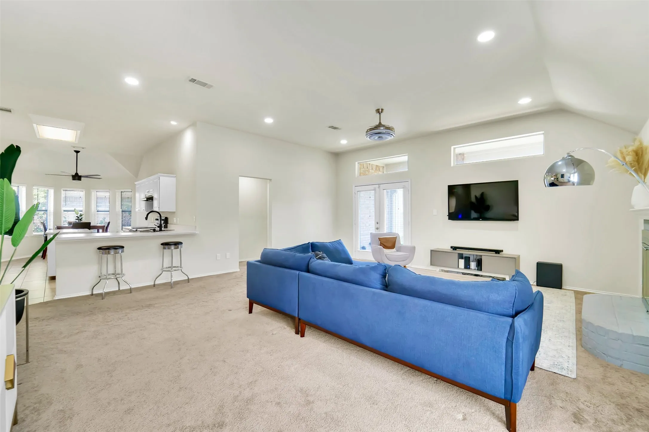 Single Family Residence For Rent in Tarrant County , 6707 Classen Trail, Arlington, Texas 76002, 3 Bedroom, 2 Bathroom, 2 Garage spaces, 1,777 Sqft, built in 1996, mls#21254629, Real Estate Agent in Arlington, Homes For Rent in Tarrant county, Homes For Rent in Arlington, Realtor in Arlington Texas, Real Estate Brokerage Independent Realty Texas, Luminita Cordes Realtor