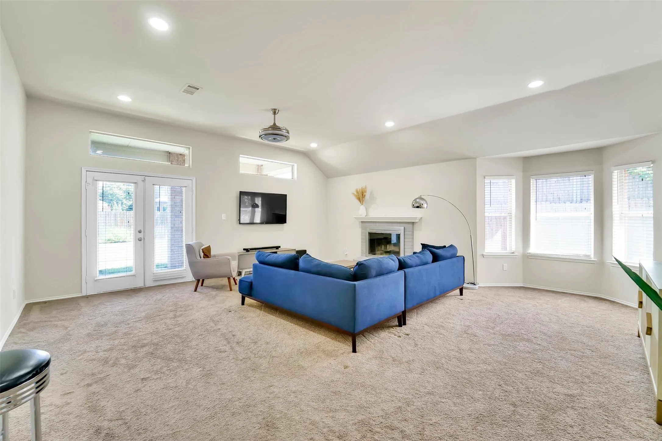 Humangous Living room with formal dinning room
