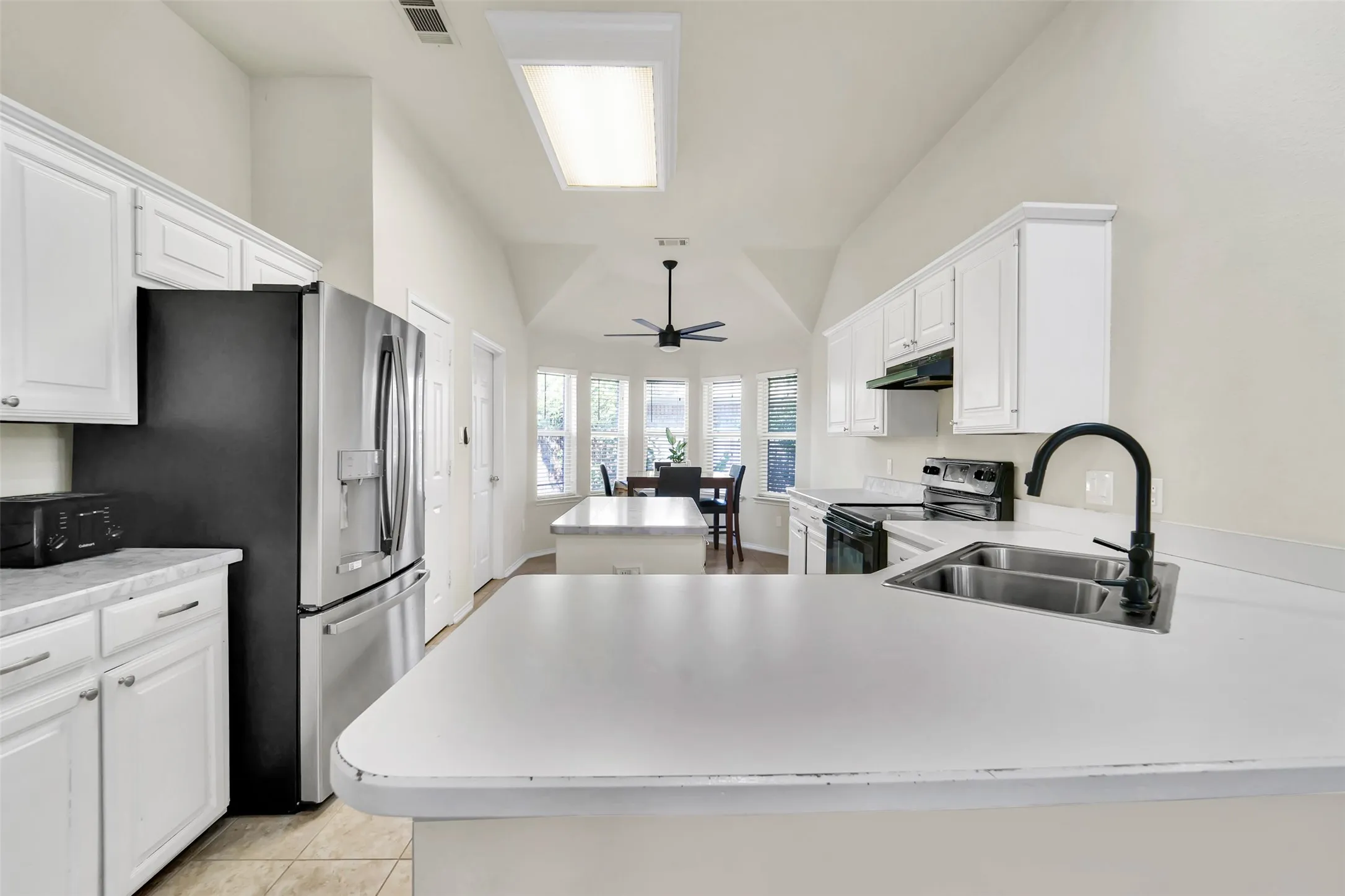 Single Family Residence For Rent in Tarrant County , 6707 Classen Trail, Arlington, Texas 76002, 3 Bedroom, 2 Bathroom, 2 Garage spaces, 1,777 Sqft, built in 1996, mls#21254629, Real Estate Agent in Arlington, Homes For Rent in Tarrant county, Homes For Rent in Arlington, Realtor in Arlington Texas, Real Estate Brokerage Independent Realty Texas, Luminita Cordes Realtor