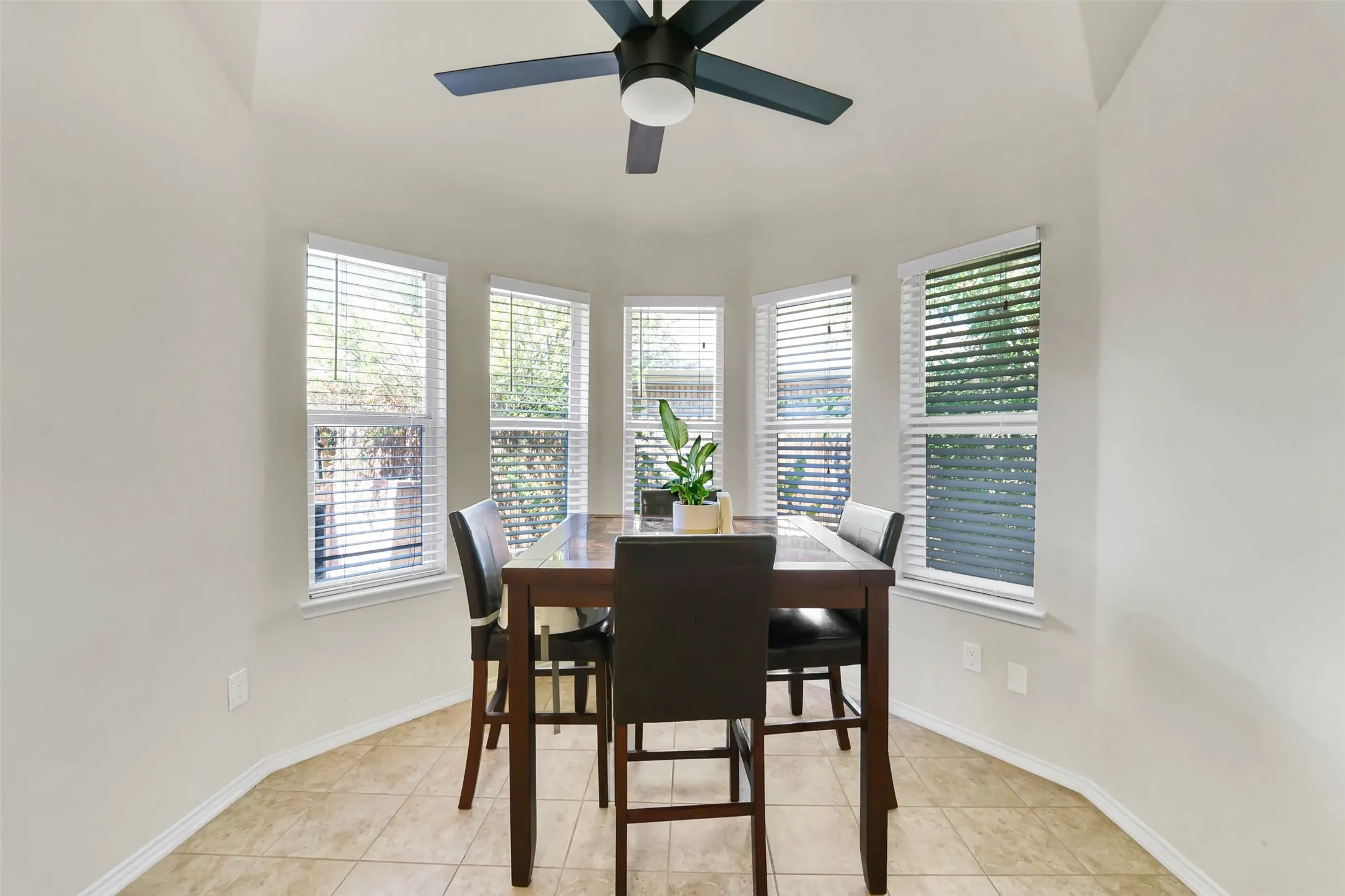 Single Family Residence For Rent in Tarrant County , 6707 Classen Trail, Arlington, Texas 76002, 3 Bedroom, 2 Bathroom, 2 Garage spaces, 1,777 Sqft, built in 1996, mls#21254629, Real Estate Agent in Arlington, Homes For Rent in Tarrant county, Homes For Rent in Arlington, Realtor in Arlington Texas, Real Estate Brokerage Independent Realty Texas, Luminita Cordes Realtor