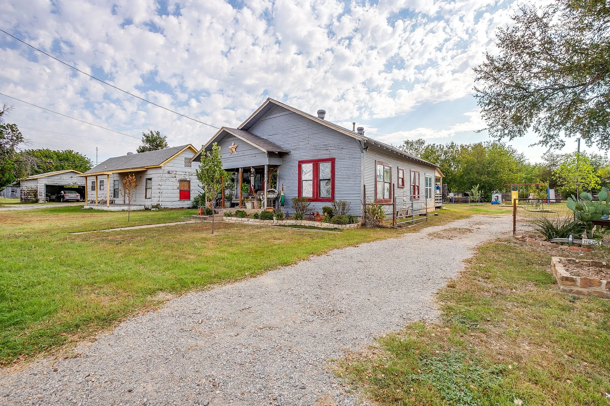 Single Family Residence For Sale in Palo Pinto County , 905 6th Avenue SE, Mineral Wells, Texas 76067, 3 Bedrooms, 2 Bathrooms, Garage spaces, 1,260 Sqft, built in 1925, Price $200,000, mls#21259892, Real Estate Agent in Mineral Wells, Homes For Sale in Palo Pinto county, Homes For Sale in Mineral Wells, Realtor in Mineral Wells Texas, Real Estate Brokerage Independent Realty Texas, Luminita Cordes Realtor