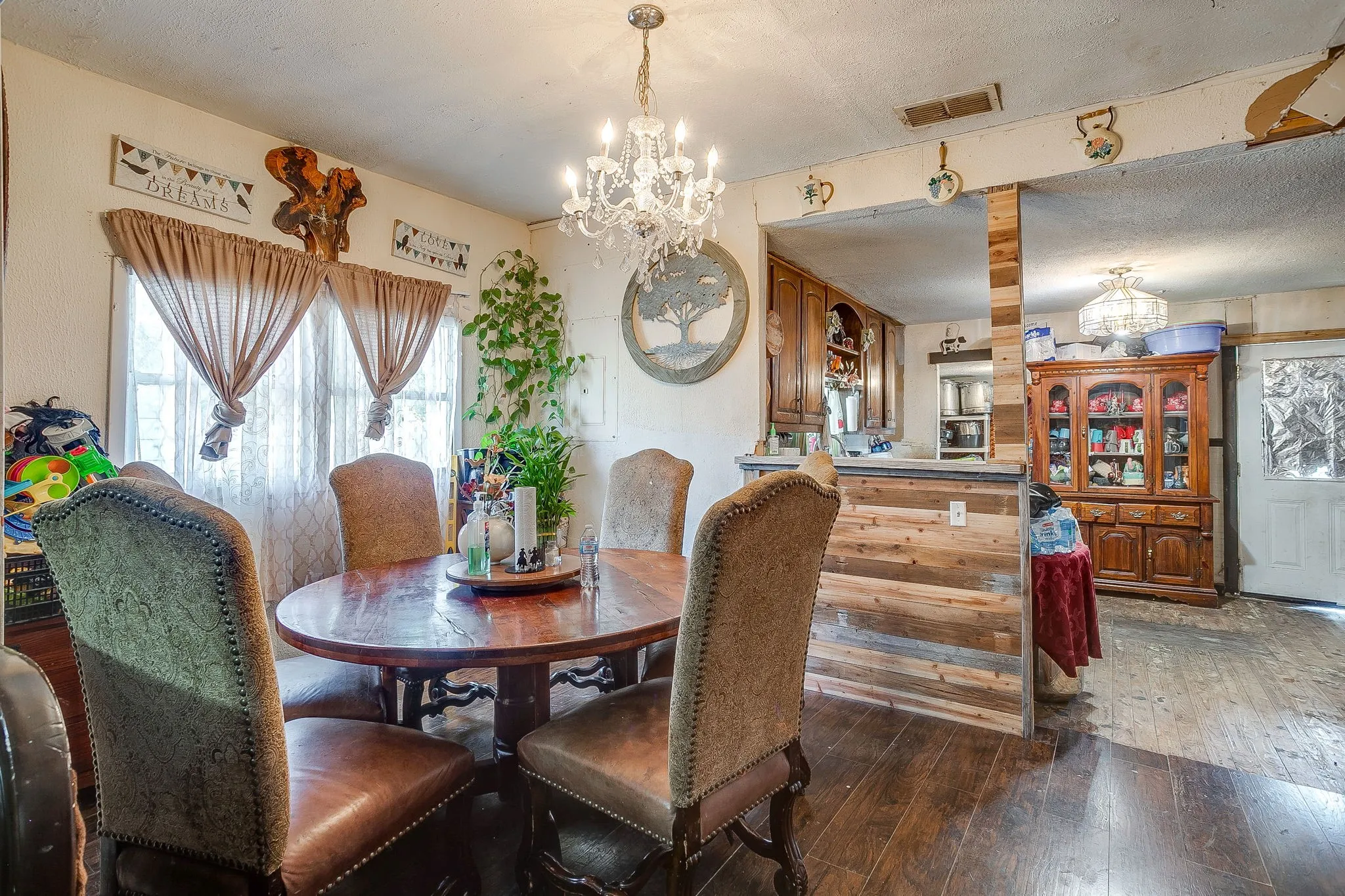 Single Family Residence For Sale in Palo Pinto County , 905 6th Avenue SE, Mineral Wells, Texas 76067, 3 Bedrooms, 2 Bathrooms, Garage spaces, 1,260 Sqft, built in 1925, Price $200,000, mls#21259892, Real Estate Agent in Mineral Wells, Homes For Sale in Palo Pinto county, Homes For Sale in Mineral Wells, Realtor in Mineral Wells Texas, Real Estate Brokerage Independent Realty Texas, Luminita Cordes Realtor