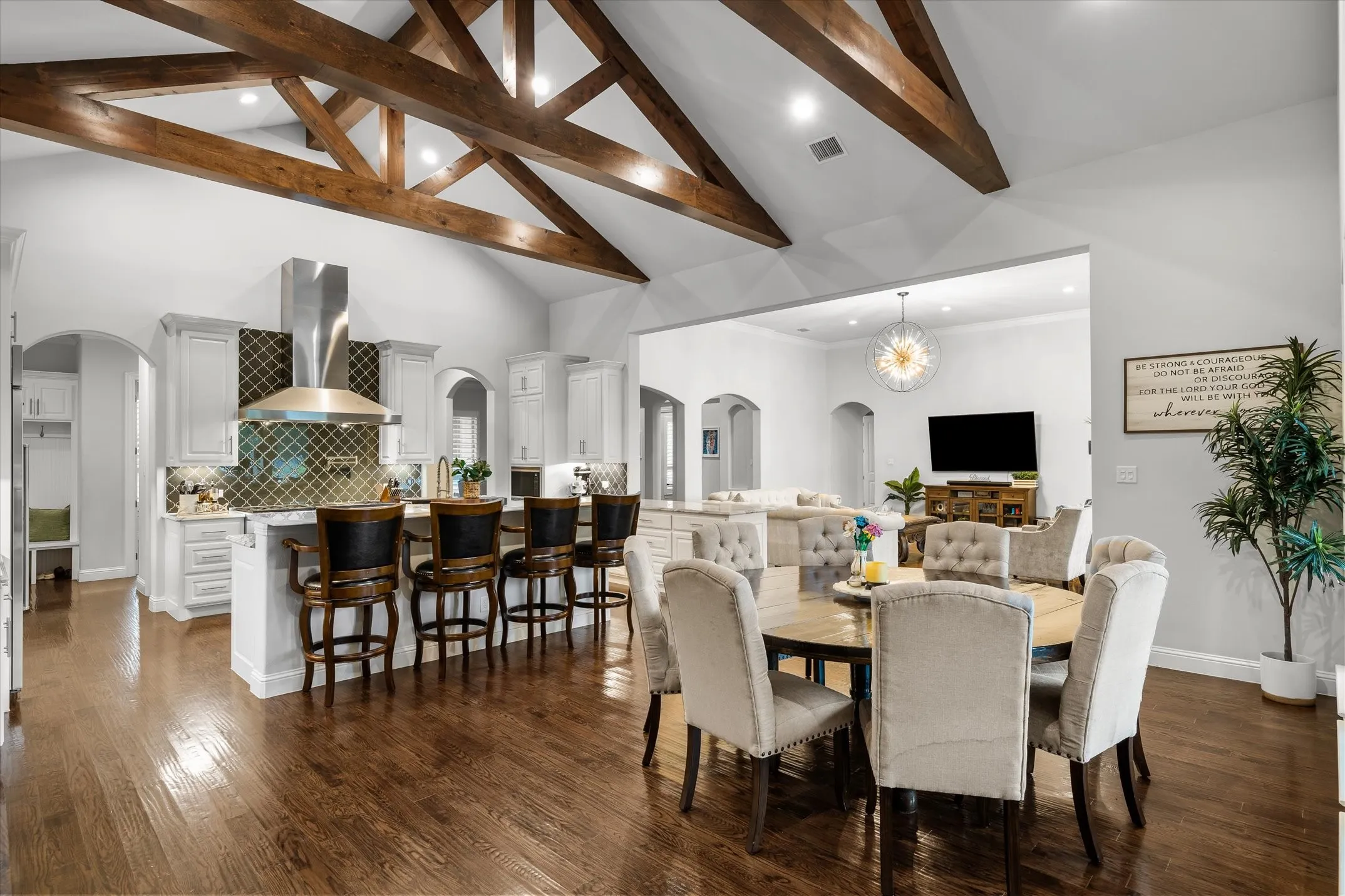 Single Family Residence For Sale in Van Zandt County , 900 VZ County Road 3414, Wills Point, Texas 75169, 4 Bedroom, 5 Bathroom, 3 Garage spaces, 5,303 Sqft, built in 2019, Preowned, mls#21261619, Real Estate Agent in Wills Point, Homes For Sale in Van Zandt county, Homes For Sale in Wills Point, Realtor in Wills Point Texas, Real Estate Brokerage Independent Realty Texas, Luminita Cordes Realtor