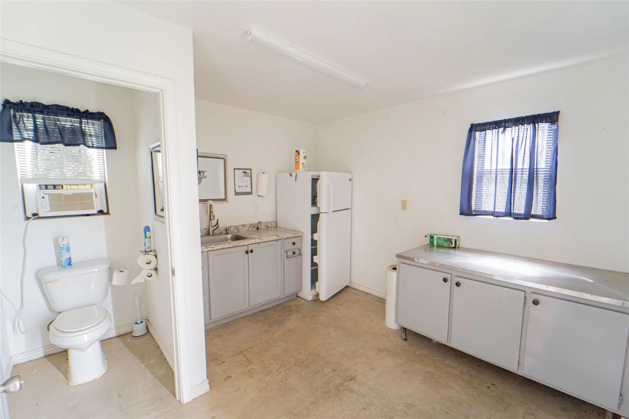 Manufactured Home For Sale in Stephens County , 2162 County Road 208, Breckenridge, Texas 76424, 2 Bedroom, 2 Bathroom, Garage spaces, 1,040 Sqft, built in 2016, mls#21257114, Real Estate Agent in Breckenridge, Homes For Sale in Stephens county, Homes For Sale in Breckenridge, Realtor in Breckenridge Texas, Real Estate Brokerage Independent Realty Texas, Luminita Cordes Realtor
