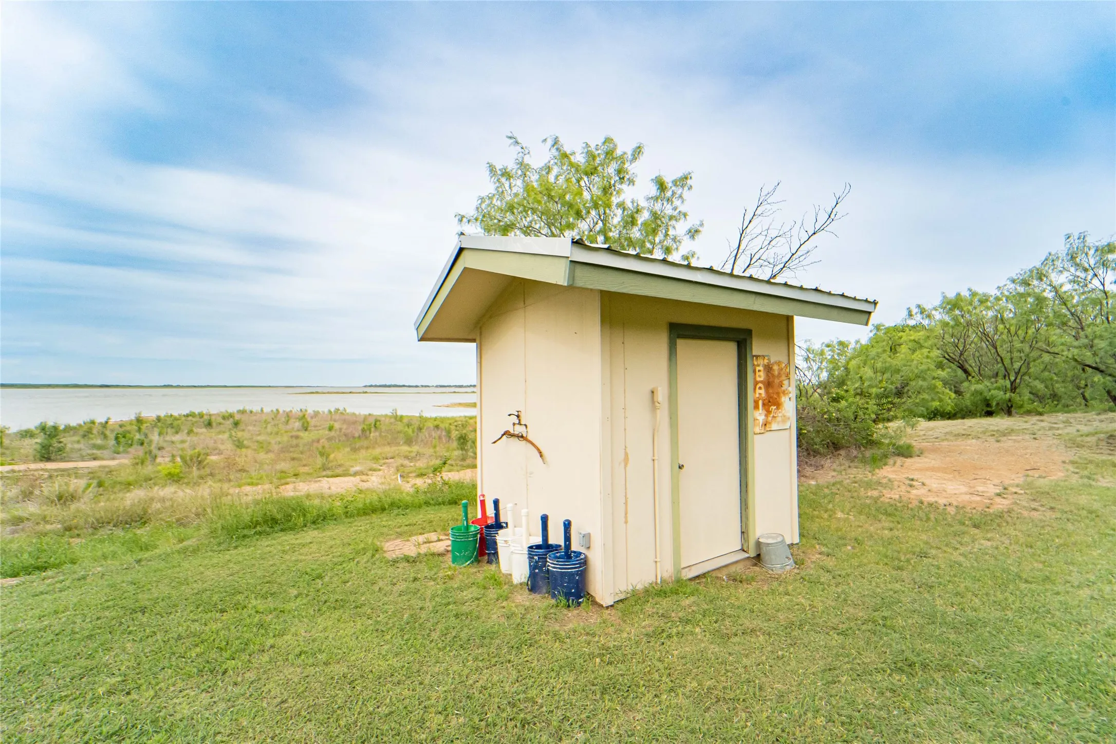 Manufactured Home For Sale in Stephens County , 2162 County Road 208, Breckenridge, Texas 76424, 2 Bedroom, 2 Bathroom, Garage spaces, 1,040 Sqft, built in 2016, mls#21257114, Real Estate Agent in Breckenridge, Homes For Sale in Stephens county, Homes For Sale in Breckenridge, Realtor in Breckenridge Texas, Real Estate Brokerage Independent Realty Texas, Luminita Cordes Realtor