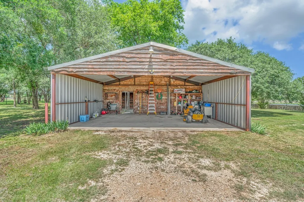 Farm For Sale in Bosque County , 8606 Fm 219, Clifton, Texas 76634, 3 Bedroom, 2 Bathroom, Garage spaces, 2,417 Sqft, built in 2000, mls#21261898, Real Estate Agent in Clifton, Homes For Sale in Bosque county, Homes For Sale in Clifton, Realtor in Clifton Texas, Real Estate Brokerage Independent Realty Texas, Luminita Cordes Realtor