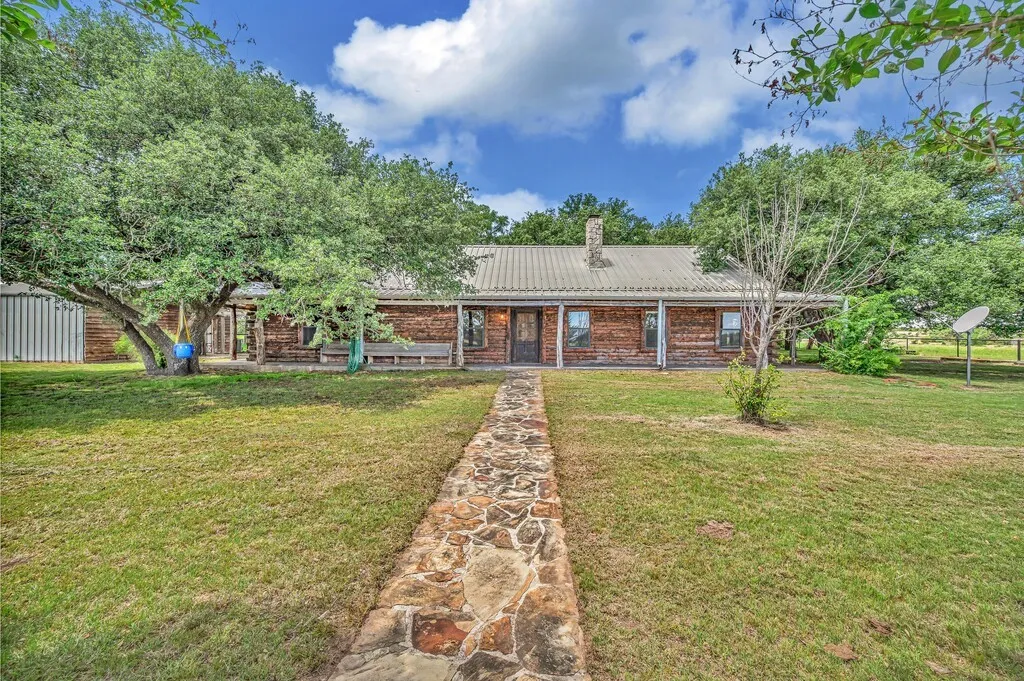 Farm For Sale in Bosque County , 8606 Fm 219, Clifton, Texas 76634, 3 Bedroom, 2 Bathroom, Garage spaces, 2,417 Sqft, built in 2000, mls#21261898, Real Estate Agent in Clifton, Homes For Sale in Bosque county, Homes For Sale in Clifton, Realtor in Clifton Texas, Real Estate Brokerage Independent Realty Texas, Luminita Cordes Realtor