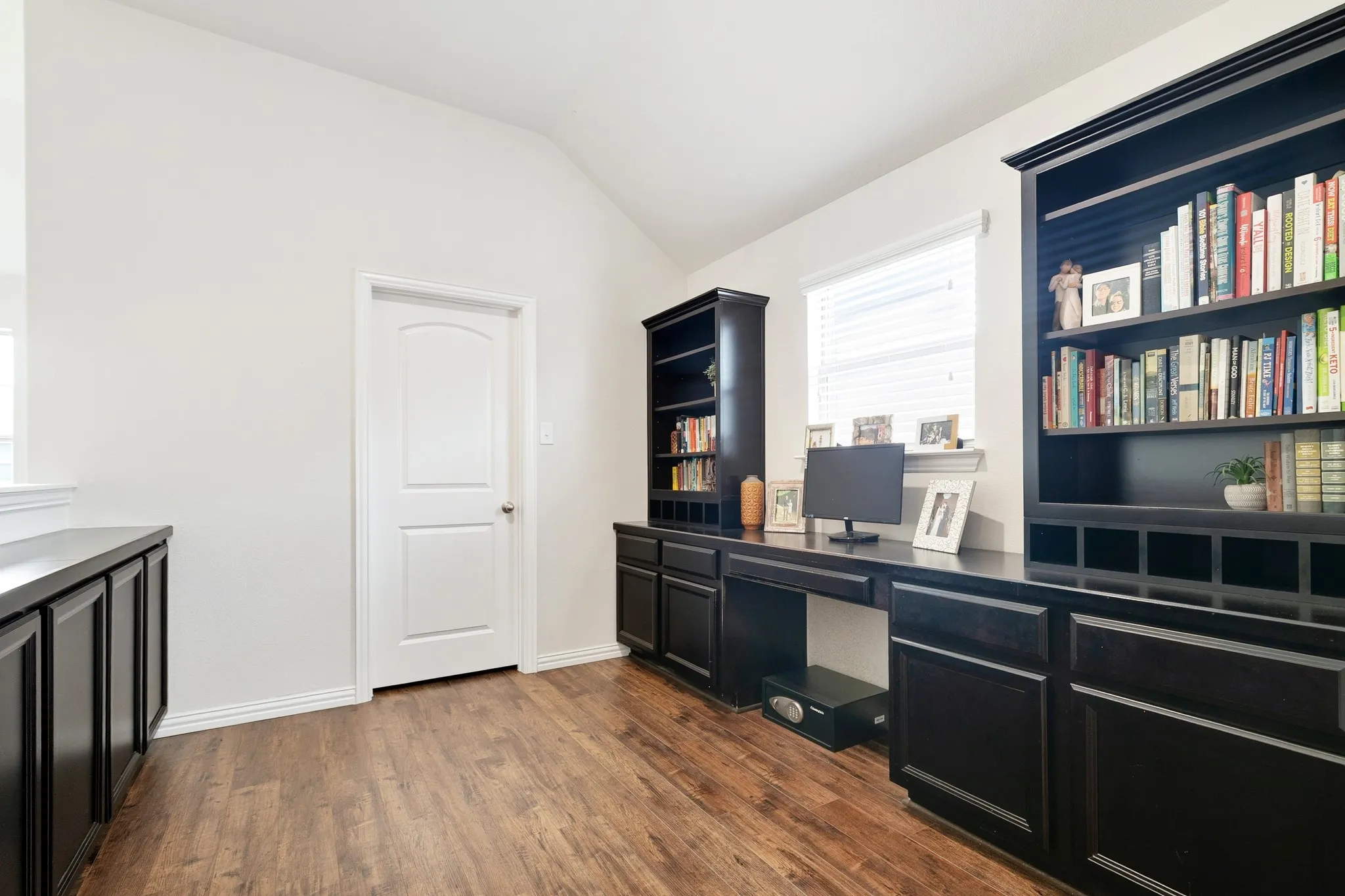 Single Family Residence For Sale in Collin County , 4008 Brook Wood Drive, Mc Kinney, Texas 75071, 4 Bedroom, 3 Bathroom, 2 Garage spaces, 3,063 Sqft, built in 2013, Preowned, mls#21254231, Real Estate Agent in Mc Kinney, Homes For Sale in Collin county, Homes For Sale in Mc Kinney, Realtor in Mc Kinney Texas, Real Estate Brokerage Independent Realty Texas, Luminita Cordes Realtor