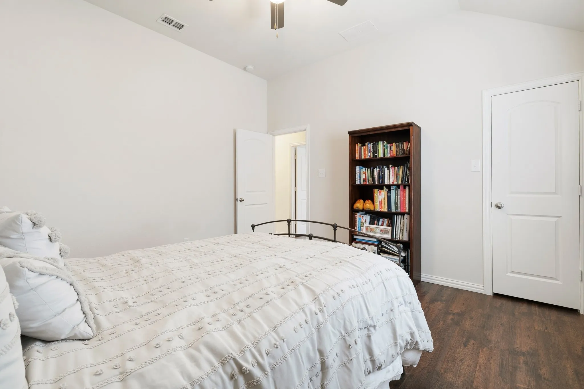 Single Family Residence For Sale in Collin County , 4008 Brook Wood Drive, Mc Kinney, Texas 75071, 4 Bedroom, 3 Bathroom, 2 Garage spaces, 3,063 Sqft, built in 2013, Preowned, mls#21254231, Real Estate Agent in Mc Kinney, Homes For Sale in Collin county, Homes For Sale in Mc Kinney, Realtor in Mc Kinney Texas, Real Estate Brokerage Independent Realty Texas, Luminita Cordes Realtor