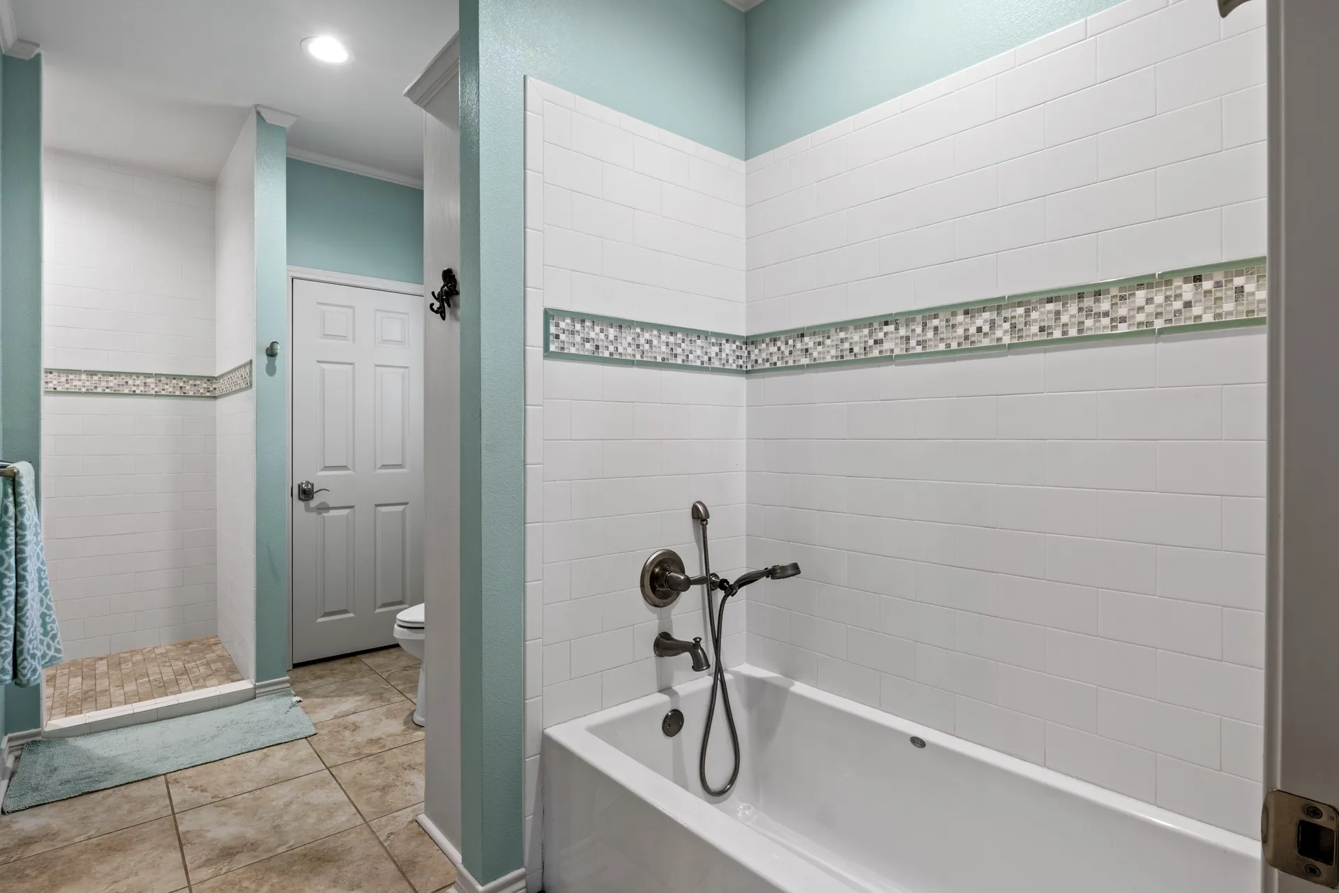 Single Family Residence For Sale in Titus County , 398 Private Road 2939, Pittsburg, Texas 75686, 3 Bedrooms, 3 Bathrooms, 3 Garage spaces, 2,751 Sqft, built in 2017, Price $1,300,000, mls#21261474, Real Estate Agent in Pittsburg, Homes For Sale in Titus county, Homes For Sale in Pittsburg, Realtor in Pittsburg Texas, Real Estate Brokerage Independent Realty Texas, Luminita Cordes Realtor