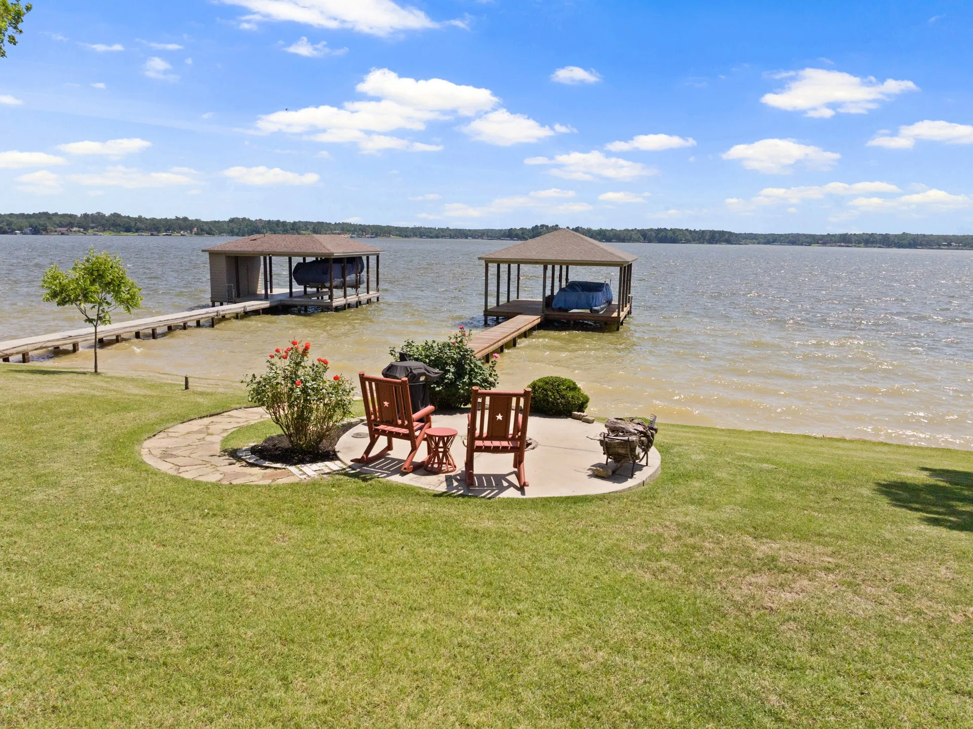 Single Family Residence For Sale in Titus County , 398 Private Road 2939, Pittsburg, Texas 75686, 3 Bedrooms, 3 Bathrooms, 3 Garage spaces, 2,751 Sqft, built in 2017, Price $1,300,000, mls#21261474, Real Estate Agent in Pittsburg, Homes For Sale in Titus county, Homes For Sale in Pittsburg, Realtor in Pittsburg Texas, Real Estate Brokerage Independent Realty Texas, Luminita Cordes Realtor
