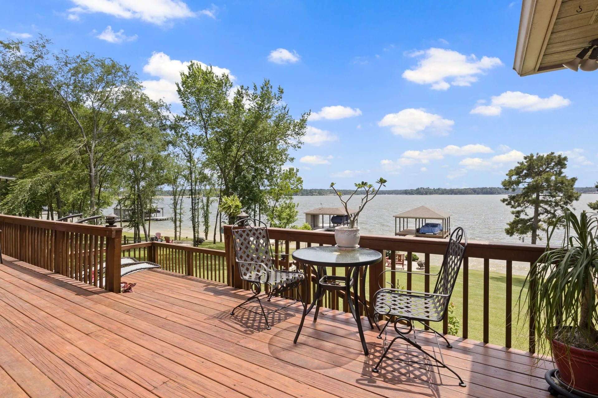 Single Family Residence For Sale in Titus County , 398 Private Road 2939, Pittsburg, Texas 75686, 3 Bedrooms, 3 Bathrooms, 3 Garage spaces, 2,751 Sqft, built in 2017, Price $1,300,000, mls#21261474, Real Estate Agent in Pittsburg, Homes For Sale in Titus county, Homes For Sale in Pittsburg, Realtor in Pittsburg Texas, Real Estate Brokerage Independent Realty Texas, Luminita Cordes Realtor