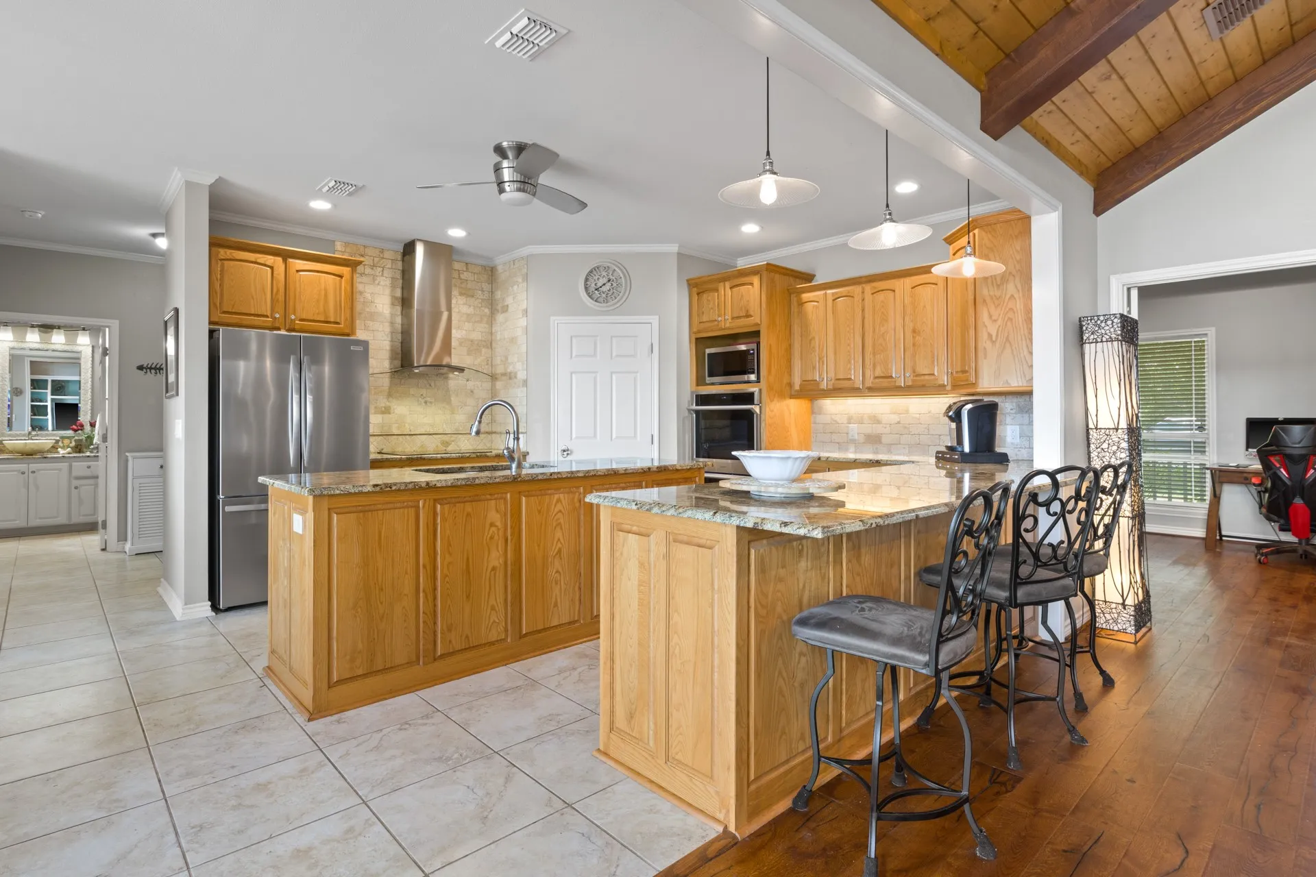Single Family Residence For Sale in Titus County , 398 Private Road 2939, Pittsburg, Texas 75686, 3 Bedrooms, 3 Bathrooms, 3 Garage spaces, 2,751 Sqft, built in 2017, Price $1,300,000, mls#21261474, Real Estate Agent in Pittsburg, Homes For Sale in Titus county, Homes For Sale in Pittsburg, Realtor in Pittsburg Texas, Real Estate Brokerage Independent Realty Texas, Luminita Cordes Realtor