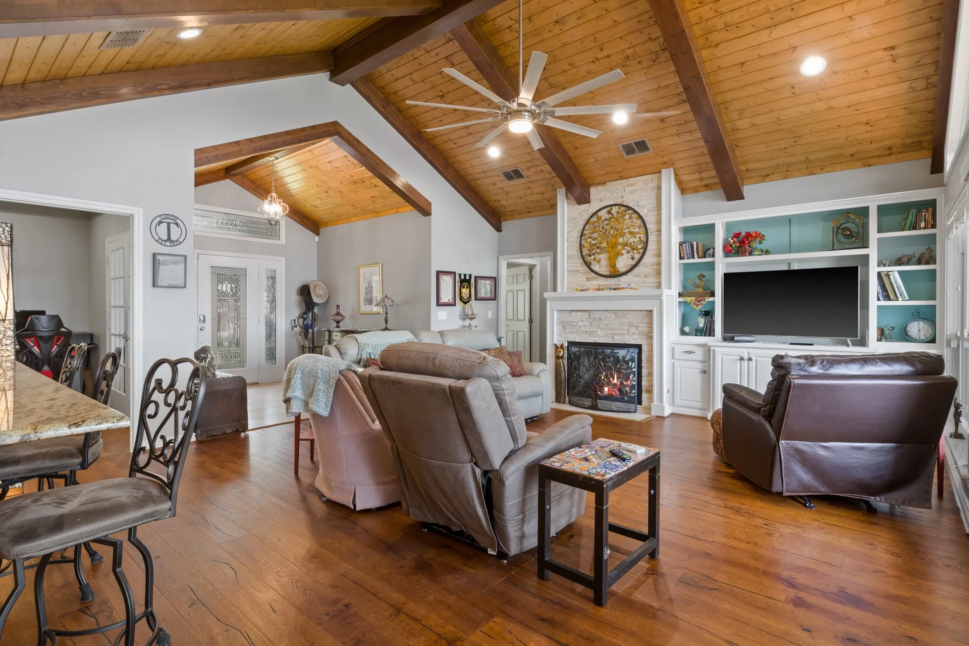 Single Family Residence For Sale in Titus County , 398 Private Road 2939, Pittsburg, Texas 75686, 3 Bedrooms, 3 Bathrooms, 3 Garage spaces, 2,751 Sqft, built in 2017, Price $1,300,000, mls#21261474, Real Estate Agent in Pittsburg, Homes For Sale in Titus county, Homes For Sale in Pittsburg, Realtor in Pittsburg Texas, Real Estate Brokerage Independent Realty Texas, Luminita Cordes Realtor