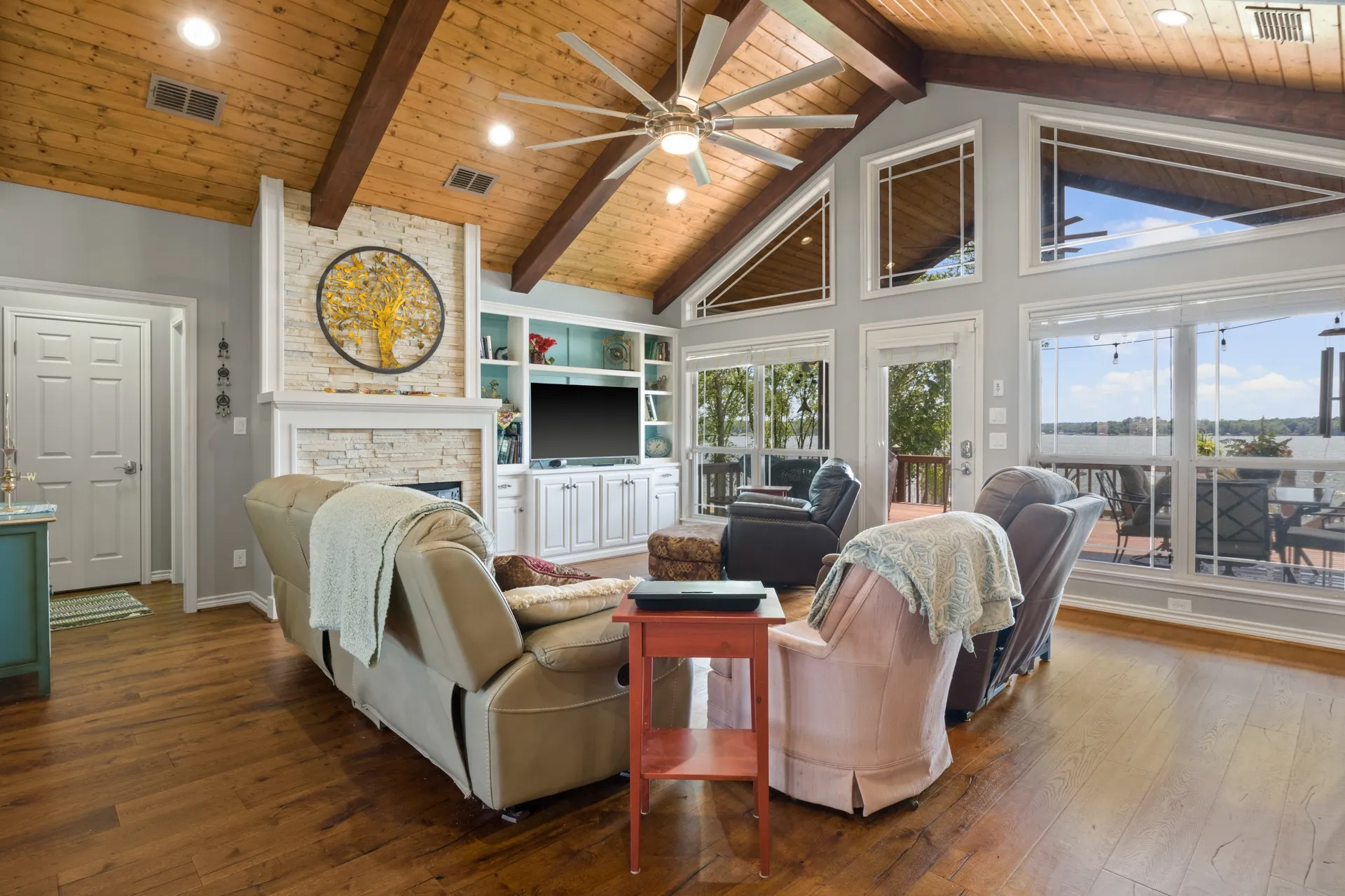 Single Family Residence For Sale in Titus County , 398 Private Road 2939, Pittsburg, Texas 75686, 3 Bedrooms, 3 Bathrooms, 3 Garage spaces, 2,751 Sqft, built in 2017, Price $1,300,000, mls#21261474, Real Estate Agent in Pittsburg, Homes For Sale in Titus county, Homes For Sale in Pittsburg, Realtor in Pittsburg Texas, Real Estate Brokerage Independent Realty Texas, Luminita Cordes Realtor
