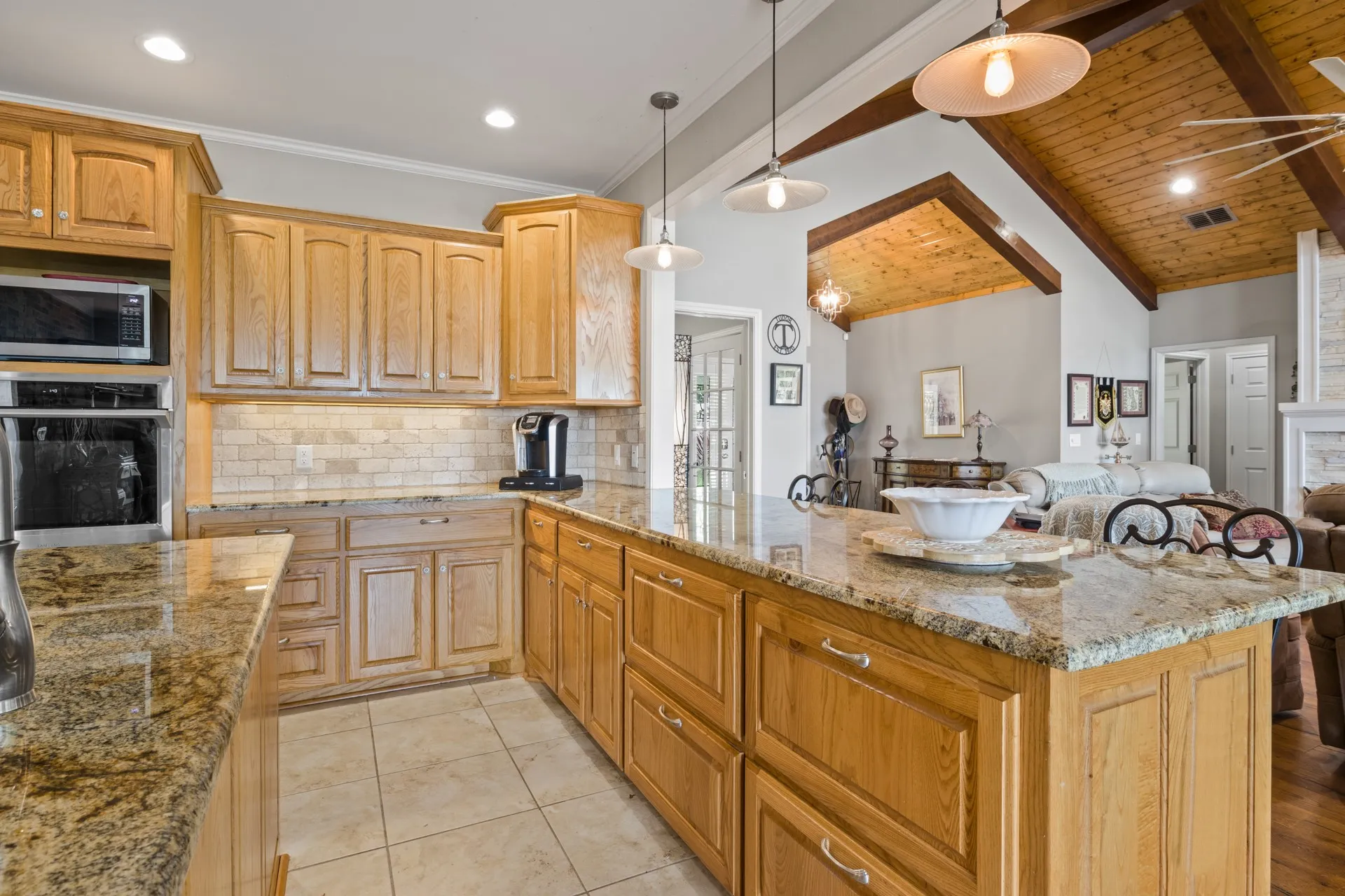 Single Family Residence For Sale in Titus County , 398 Private Road 2939, Pittsburg, Texas 75686, 3 Bedrooms, 3 Bathrooms, 3 Garage spaces, 2,751 Sqft, built in 2017, Price $1,300,000, mls#21261474, Real Estate Agent in Pittsburg, Homes For Sale in Titus county, Homes For Sale in Pittsburg, Realtor in Pittsburg Texas, Real Estate Brokerage Independent Realty Texas, Luminita Cordes Realtor