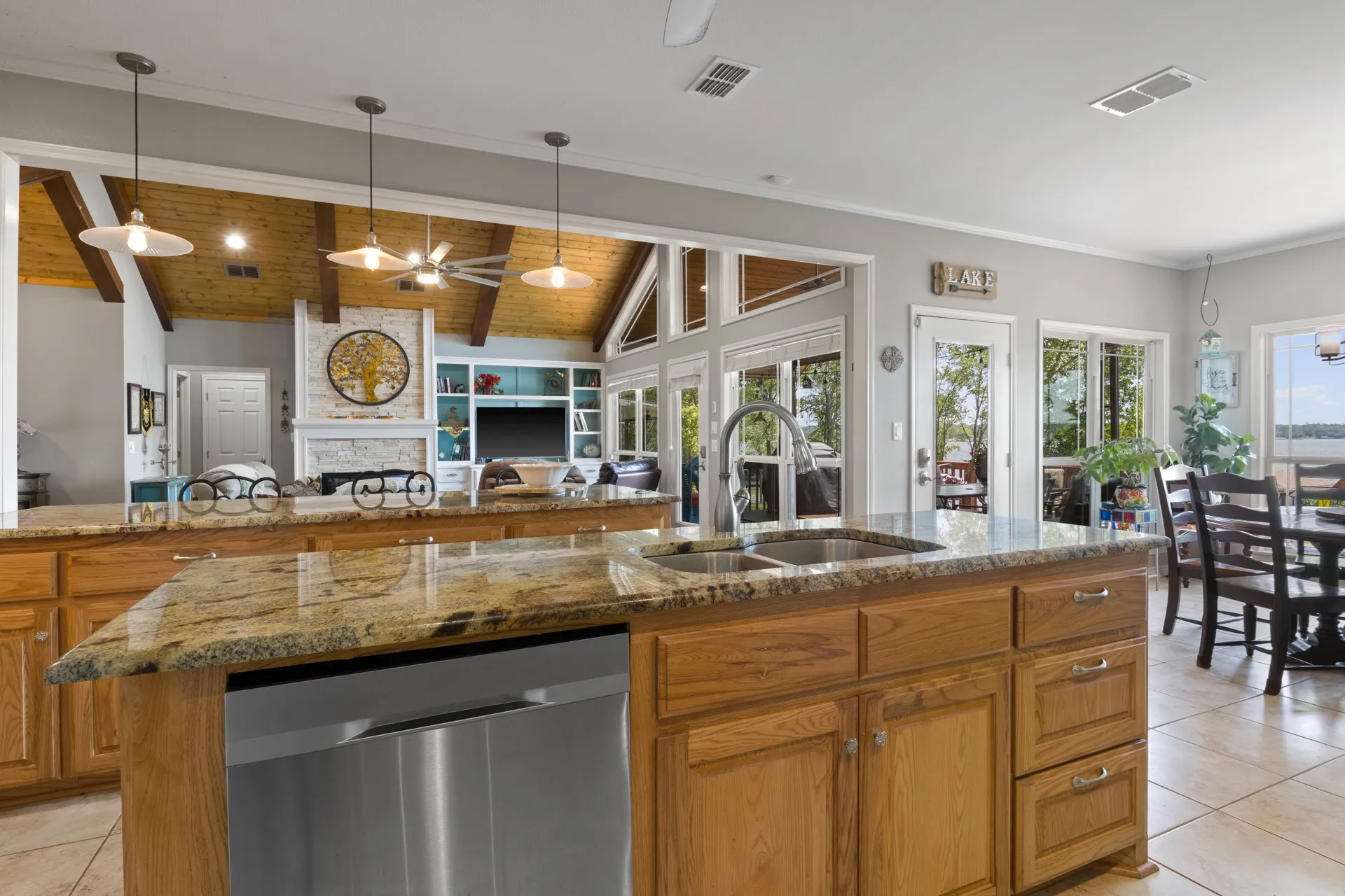 Single Family Residence For Sale in Titus County , 398 Private Road 2939, Pittsburg, Texas 75686, 3 Bedrooms, 3 Bathrooms, 3 Garage spaces, 2,751 Sqft, built in 2017, Price $1,300,000, mls#21261474, Real Estate Agent in Pittsburg, Homes For Sale in Titus county, Homes For Sale in Pittsburg, Realtor in Pittsburg Texas, Real Estate Brokerage Independent Realty Texas, Luminita Cordes Realtor