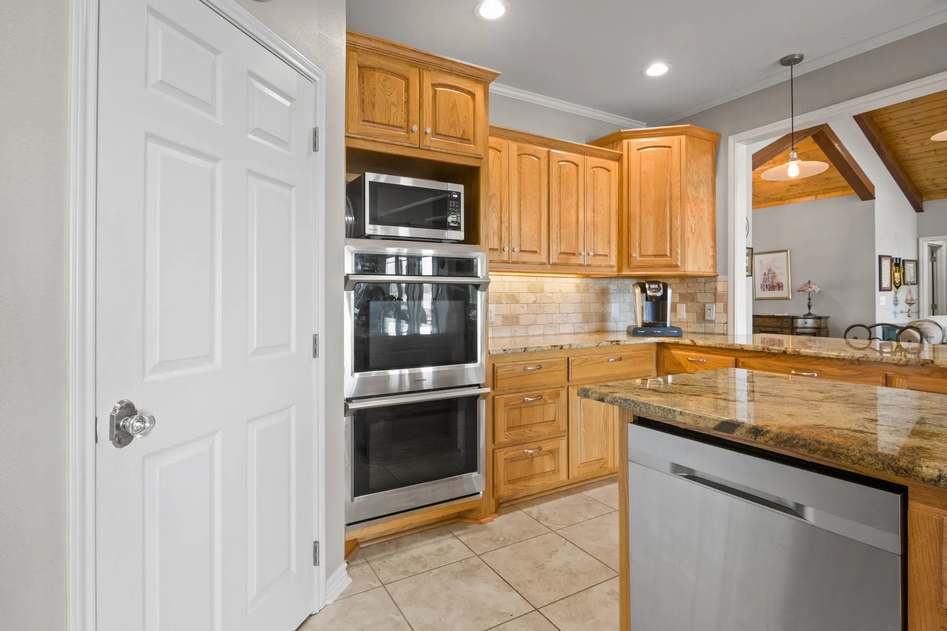 Single Family Residence For Sale in Titus County , 398 Private Road 2939, Pittsburg, Texas 75686, 3 Bedrooms, 3 Bathrooms, 3 Garage spaces, 2,751 Sqft, built in 2017, Price $1,300,000, mls#21261474, Real Estate Agent in Pittsburg, Homes For Sale in Titus county, Homes For Sale in Pittsburg, Realtor in Pittsburg Texas, Real Estate Brokerage Independent Realty Texas, Luminita Cordes Realtor