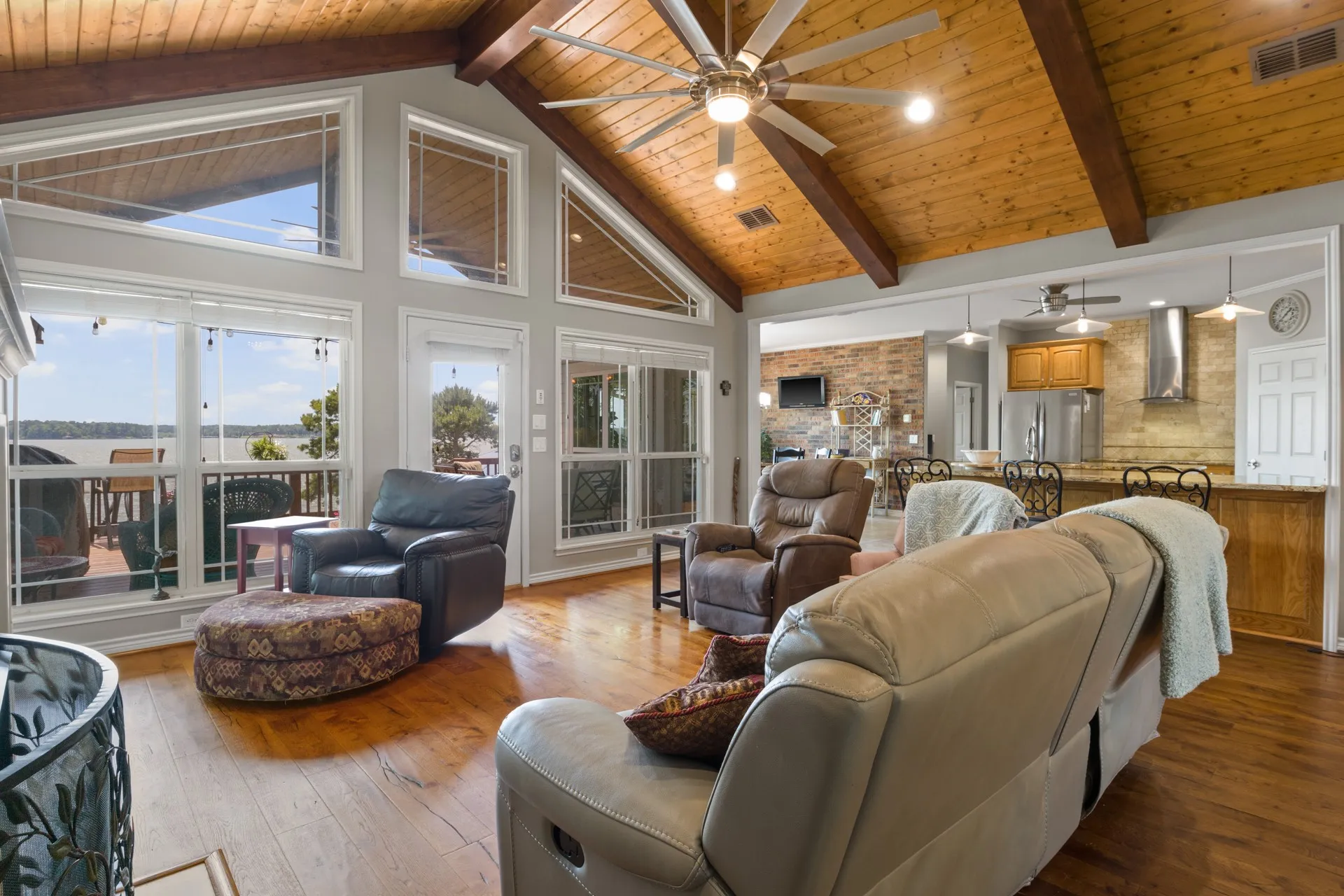Single Family Residence For Sale in Titus County , 398 Private Road 2939, Pittsburg, Texas 75686, 3 Bedrooms, 3 Bathrooms, 3 Garage spaces, 2,751 Sqft, built in 2017, Price $1,300,000, mls#21261474, Real Estate Agent in Pittsburg, Homes For Sale in Titus county, Homes For Sale in Pittsburg, Realtor in Pittsburg Texas, Real Estate Brokerage Independent Realty Texas, Luminita Cordes Realtor