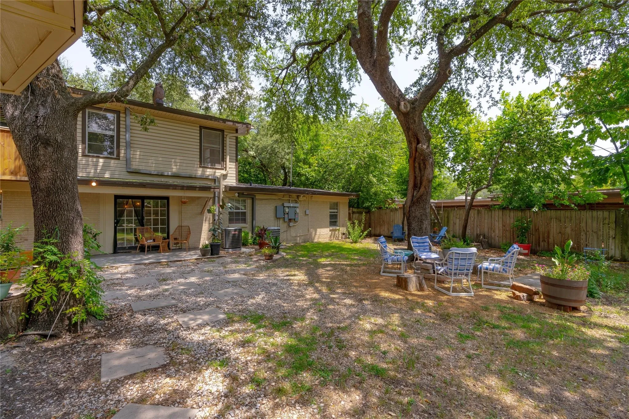 Duplex For Rent in Tarrant County , 6455 Waverly Way B, Fort Worth, Texas 76116, 2 Bedroom, 1 Bathroom, 2 Garage spaces, 1,017 Sqft, built in 1961, Price $1,600, mls#21261940, Real Estate Agent in Fort Worth, Homes For Rent in Tarrant county, Homes For Rent in Fort Worth, Realtor in Fort Worth Texas, Real Estate Brokerage Independent Realty Texas, Luminita Cordes Realtor
