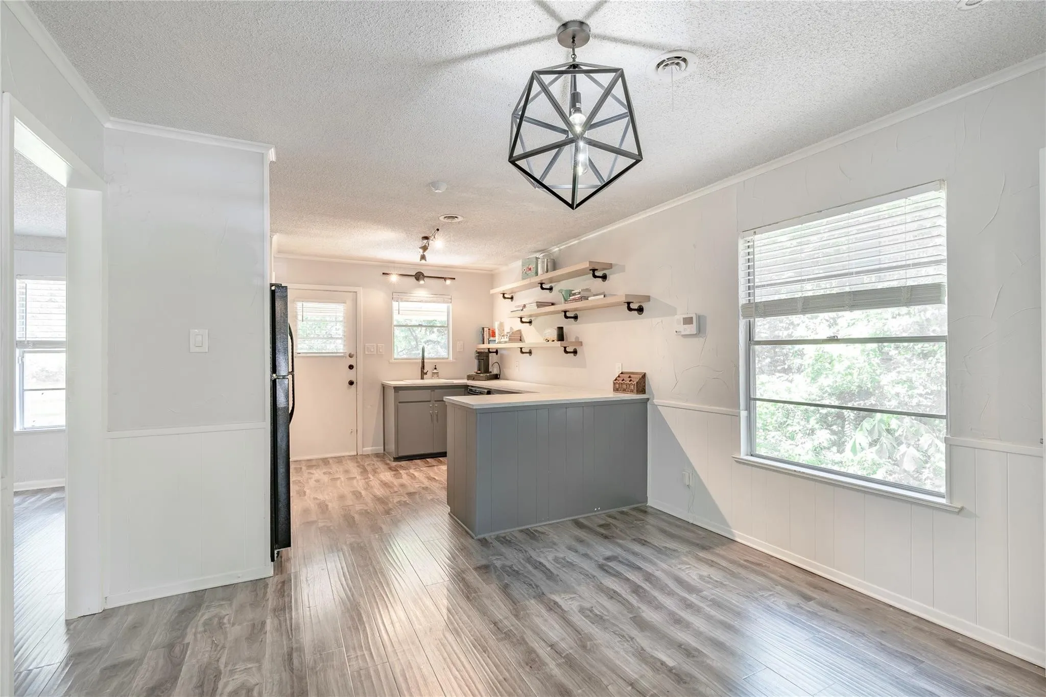 Duplex For Rent in Tarrant County , 6455 Waverly Way B, Fort Worth, Texas 76116, 2 Bedroom, 1 Bathroom, 2 Garage spaces, 1,017 Sqft, built in 1961, Price $1,600, mls#21261940, Real Estate Agent in Fort Worth, Homes For Rent in Tarrant county, Homes For Rent in Fort Worth, Realtor in Fort Worth Texas, Real Estate Brokerage Independent Realty Texas, Luminita Cordes Realtor