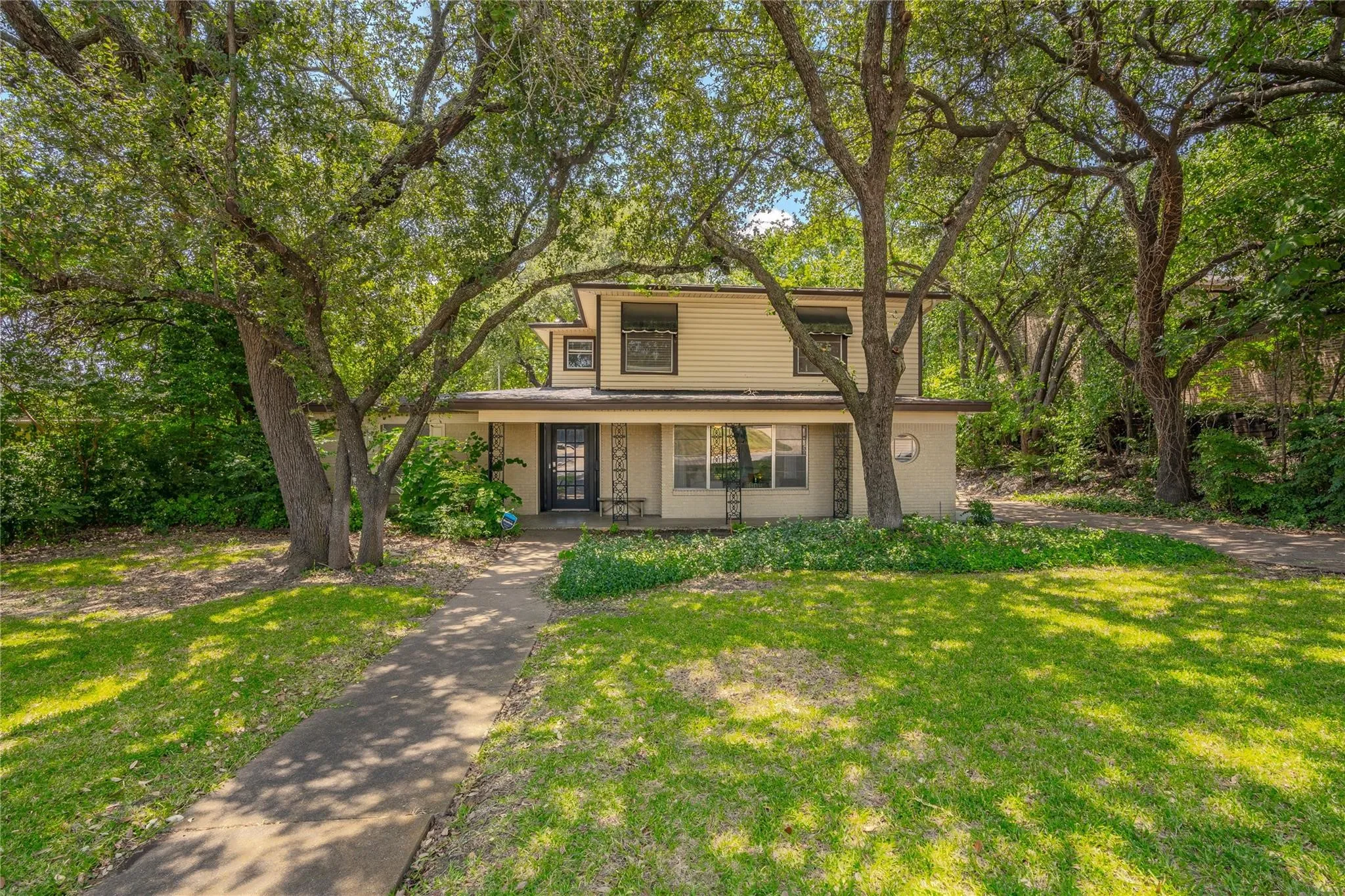 Duplex For Rent in Tarrant County , 6455 Waverly Way B, Fort Worth, Texas 76116, 2 Bedroom, 1 Bathroom, 2 Garage spaces, 1,017 Sqft, built in 1961, Price $1,600, mls#21261940, Real Estate Agent in Fort Worth, Homes For Rent in Tarrant county, Homes For Rent in Fort Worth, Realtor in Fort Worth Texas, Real Estate Brokerage Independent Realty Texas, Luminita Cordes Realtor