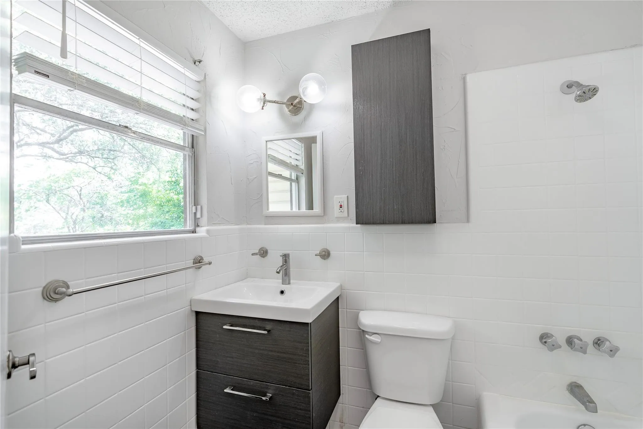 Duplex For Rent in Tarrant County , 6455 Waverly Way B, Fort Worth, Texas 76116, 2 Bedroom, 1 Bathroom, 2 Garage spaces, 1,017 Sqft, built in 1961, Price $1,600, mls#21261940, Real Estate Agent in Fort Worth, Homes For Rent in Tarrant county, Homes For Rent in Fort Worth, Realtor in Fort Worth Texas, Real Estate Brokerage Independent Realty Texas, Luminita Cordes Realtor