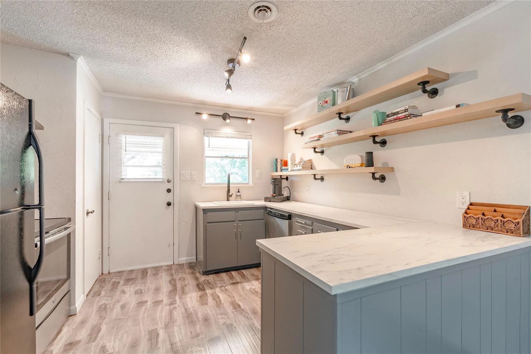 Duplex For Rent in Tarrant County , 6455 Waverly Way B, Fort Worth, Texas 76116, 2 Bedroom, 1 Bathroom, 2 Garage spaces, 1,017 Sqft, built in 1961, Price $1,600, mls#21261940, Real Estate Agent in Fort Worth, Homes For Rent in Tarrant county, Homes For Rent in Fort Worth, Realtor in Fort Worth Texas, Real Estate Brokerage Independent Realty Texas, Luminita Cordes Realtor
