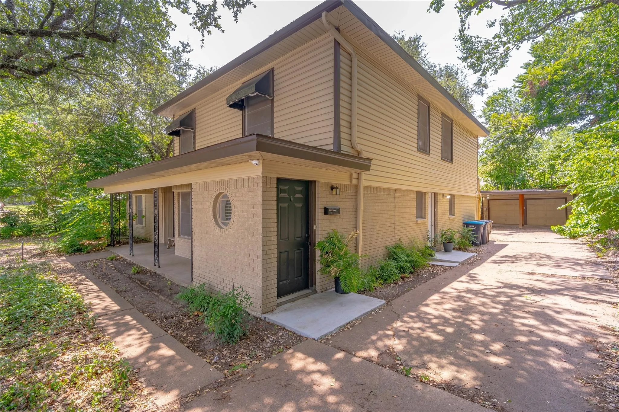 Duplex For Rent in Tarrant County , 6455 Waverly Way B, Fort Worth, Texas 76116, 2 Bedroom, 1 Bathroom, 2 Garage spaces, 1,017 Sqft, built in 1961, Price $1,600, mls#21261940, Real Estate Agent in Fort Worth, Homes For Rent in Tarrant county, Homes For Rent in Fort Worth, Realtor in Fort Worth Texas, Real Estate Brokerage Independent Realty Texas, Luminita Cordes Realtor