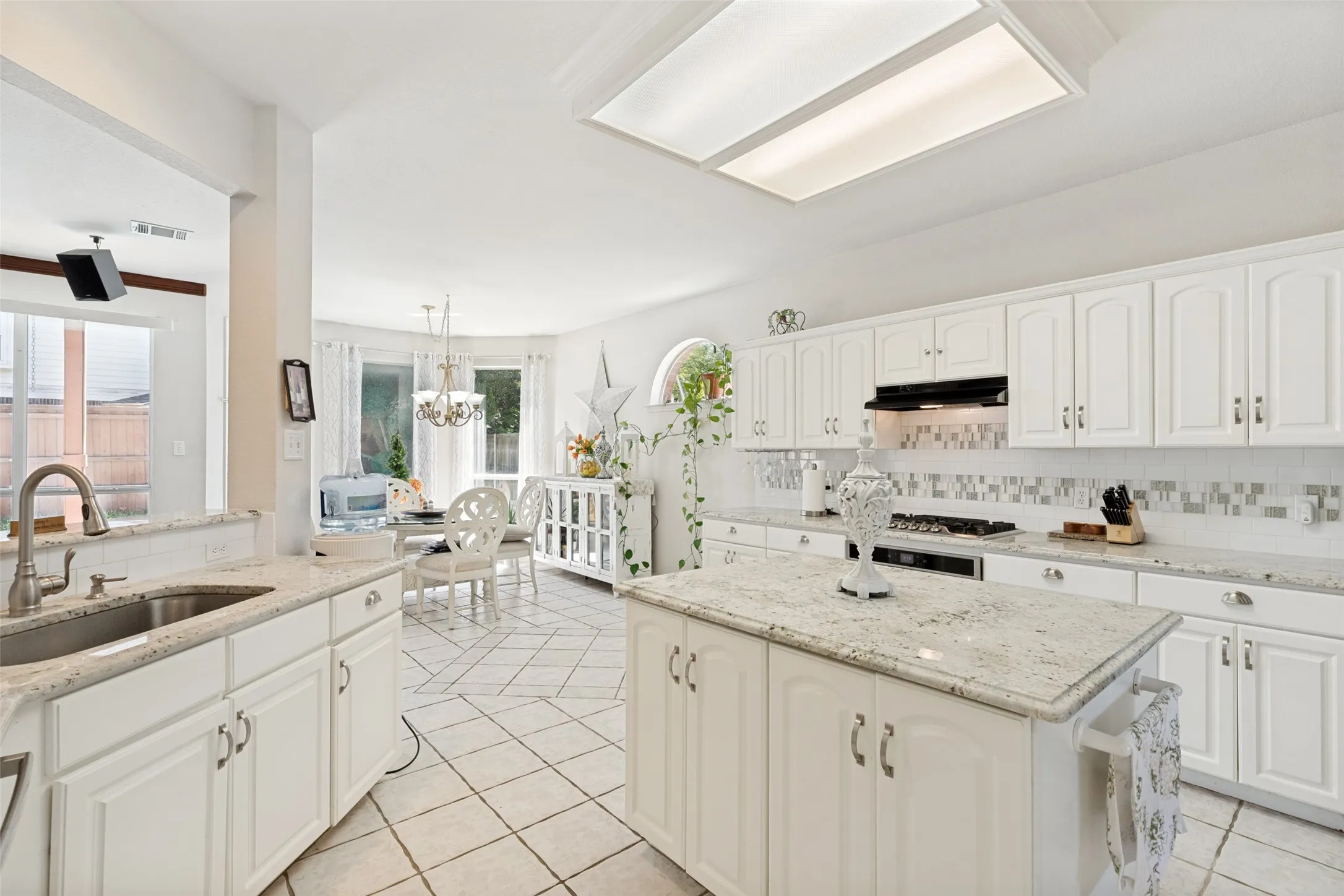 Single Family Residence For Sale in Collin County , 206 Sweetgum Drive, Murphy, Texas 75094, 4 Bedroom, 4 Bathroom, 3 Garage spaces, 3,512 Sqft, built in 1999, mls#21261945, Real Estate Agent in Murphy, Homes For Sale in Collin county, Homes For Sale in Murphy, Realtor in Murphy Texas, Real Estate Brokerage Independent Realty Texas, Luminita Cordes Realtor