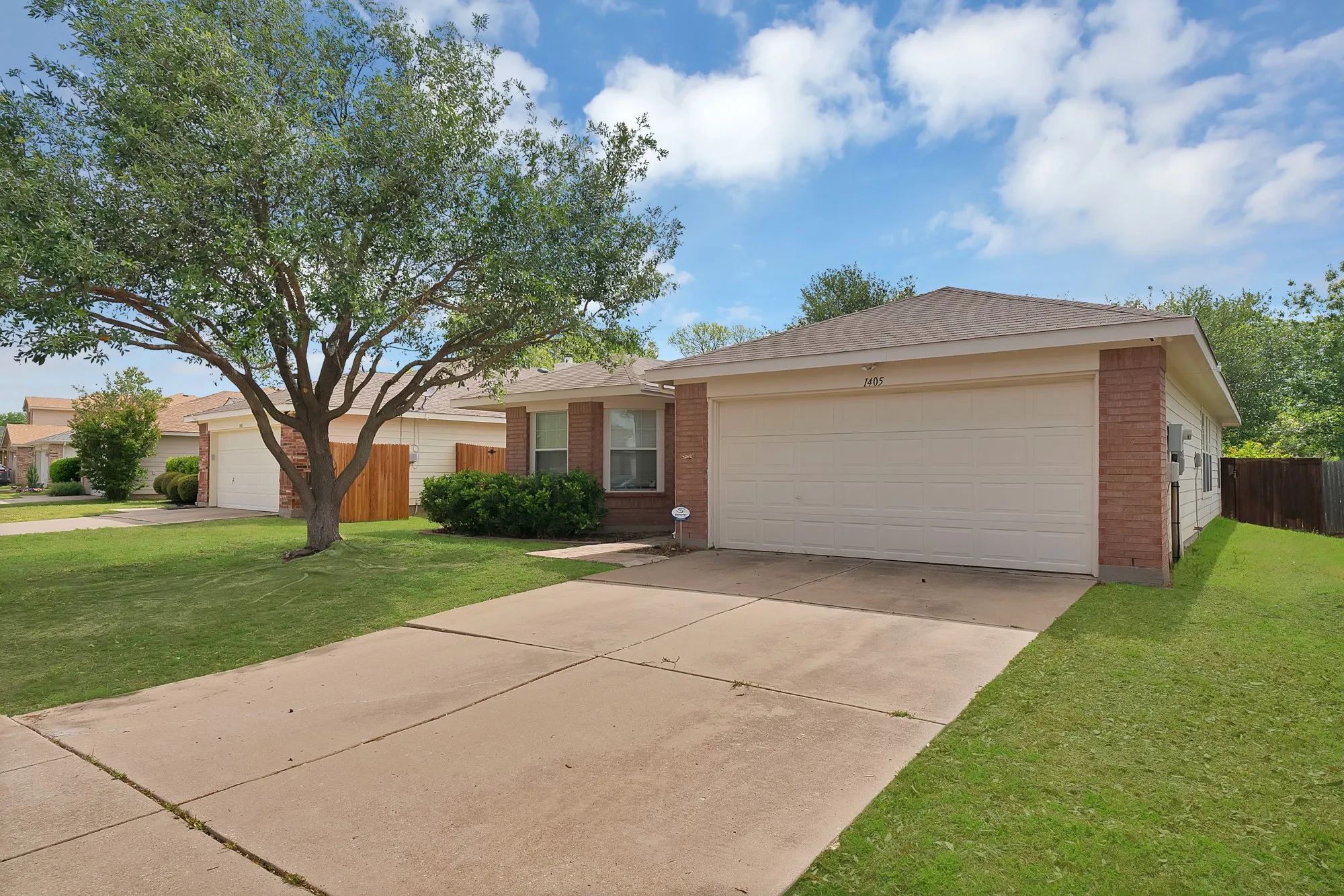 Single Family Residence For Sale in Collin County , 1405 Oak Hollow Lane, Anna, Texas 75409, 3 Bedroom, 2 Bathroom, 2 Garage spaces, 1,620 Sqft, built in 2004, mls#21261920, Real Estate Agent in Anna, Homes For Sale in Collin county, Homes For Sale in Anna, Realtor in Anna Texas, Real Estate Brokerage Independent Realty Texas, Luminita Cordes Realtor