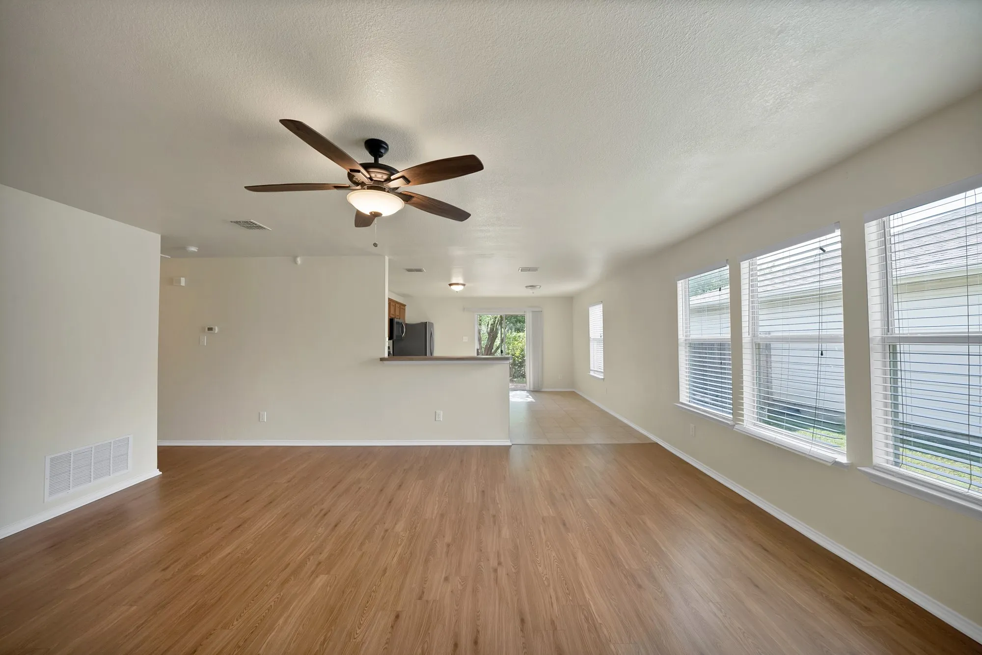 Single Family Residence For Sale in Collin County , 1405 Oak Hollow Lane, Anna, Texas 75409, 3 Bedroom, 2 Bathroom, 2 Garage spaces, 1,620 Sqft, built in 2004, mls#21261920, Real Estate Agent in Anna, Homes For Sale in Collin county, Homes For Sale in Anna, Realtor in Anna Texas, Real Estate Brokerage Independent Realty Texas, Luminita Cordes Realtor