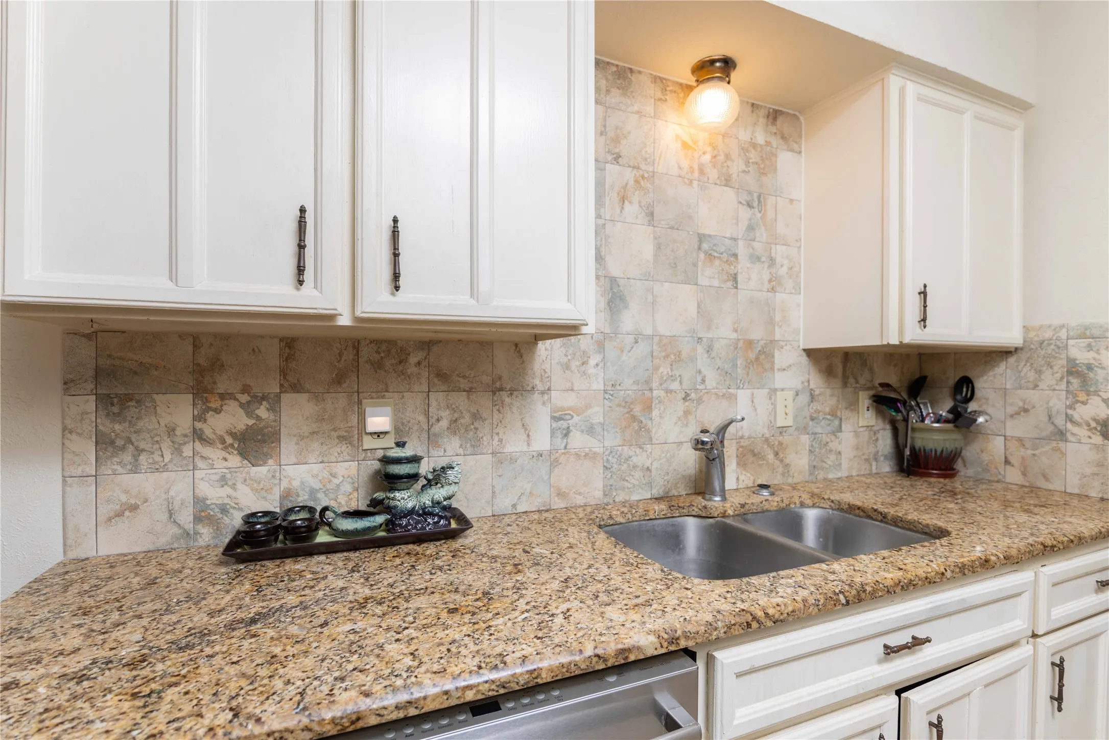 Townhouse For Sale in Dallas County , 4806 Rollingwood Court, Garland, Texas 75043, 3 Bedroom, 3 Bathroom, Garage spaces, 1,582 Sqft, built in 1973, mls#21261969, Real Estate Agent in Garland, Homes For Sale in Dallas county, Homes For Sale in Garland, Realtor in Garland Texas, Real Estate Brokerage Independent Realty Texas, Luminita Cordes Realtor
