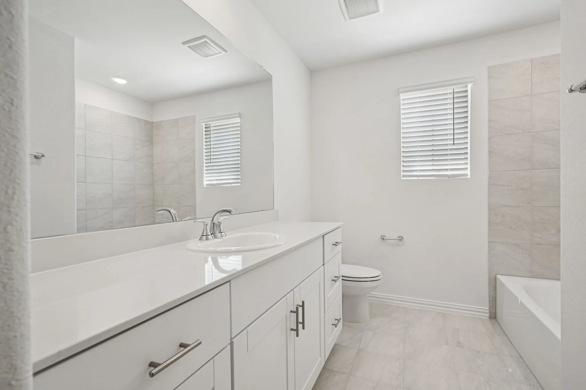  Photo is not of the actual home, but is an inspirational photo of builder’s model home and may depict options, furnishings, and/or decorator features that are not included.
