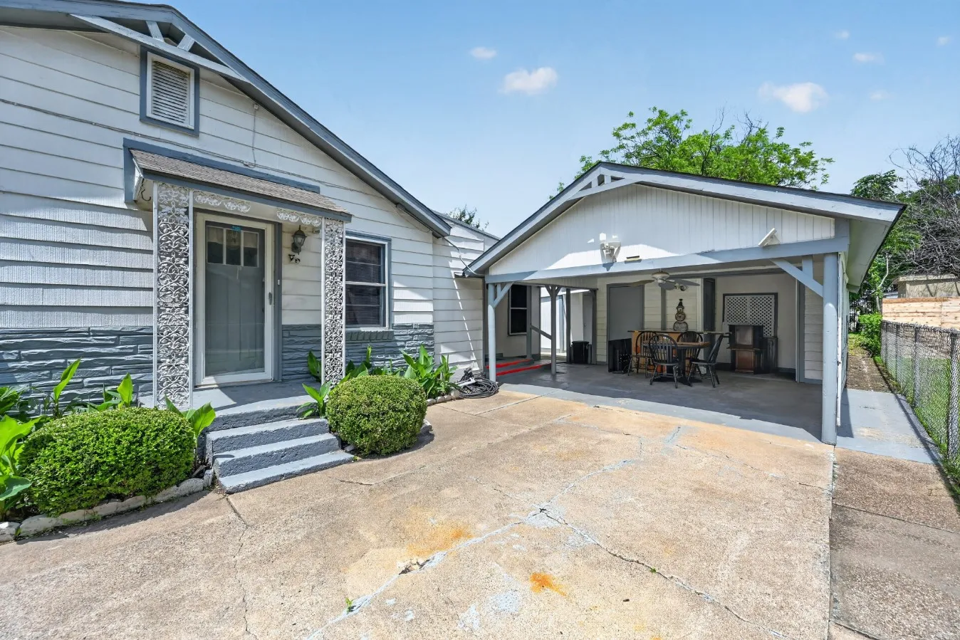 Single Family Residence For Sale in Dallas County , 207 Hood Street, Cedar Hill, Texas 75104, 2 Bedrooms, 1 Bathroom, Garage spaces, 976 Sqft, built in 1954, Preowned, Price $325,000, mls#21261594, Real Estate Agent in Cedar Hill, Homes For Sale in Dallas county, Homes For Sale in Cedar Hill, Realtor in Cedar Hill Texas, Real Estate Brokerage Independent Realty Texas, Luminita Cordes Realtor