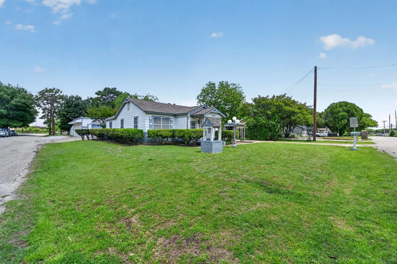 Single Family Residence For Sale in Dallas County , 207 Hood Street, Cedar Hill, Texas 75104, 2 Bedrooms, 1 Bathroom, Garage spaces, 976 Sqft, built in 1954, Preowned, Price $325,000, mls#21261594, Real Estate Agent in Cedar Hill, Homes For Sale in Dallas county, Homes For Sale in Cedar Hill, Realtor in Cedar Hill Texas, Real Estate Brokerage Independent Realty Texas, Luminita Cordes Realtor