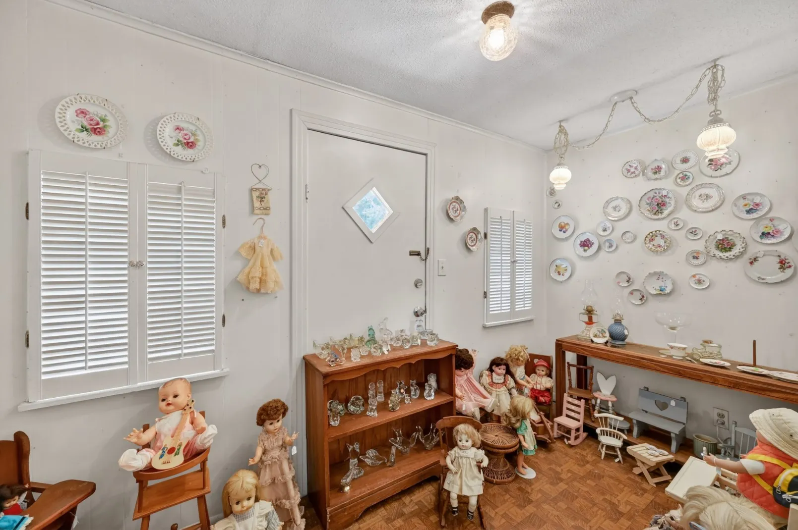 Single Family Residence For Sale in Dallas County , 207 Hood Street, Cedar Hill, Texas 75104, 2 Bedrooms, 1 Bathroom, Garage spaces, 976 Sqft, built in 1954, Preowned, Price $325,000, mls#21261594, Real Estate Agent in Cedar Hill, Homes For Sale in Dallas county, Homes For Sale in Cedar Hill, Realtor in Cedar Hill Texas, Real Estate Brokerage Independent Realty Texas, Luminita Cordes Realtor